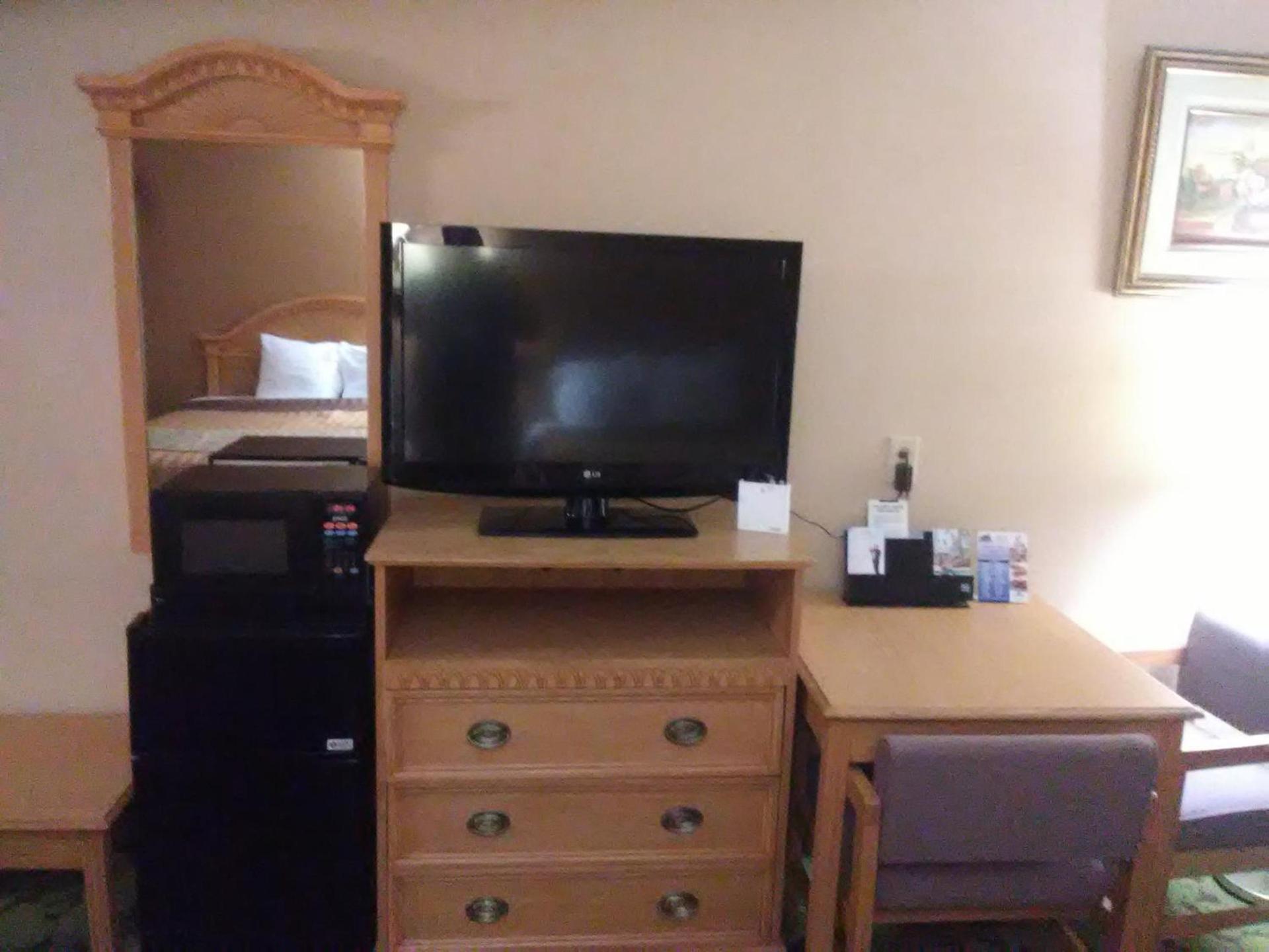 Travelodge by Wyndham Bloomington photo 13