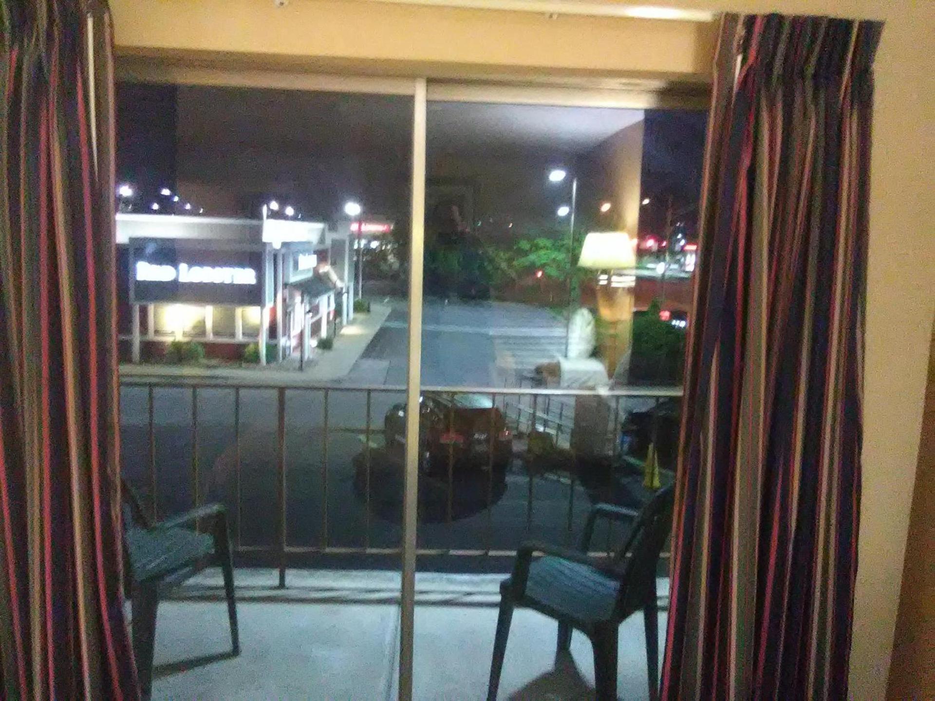 Travelodge by Wyndham Bloomington photo 14