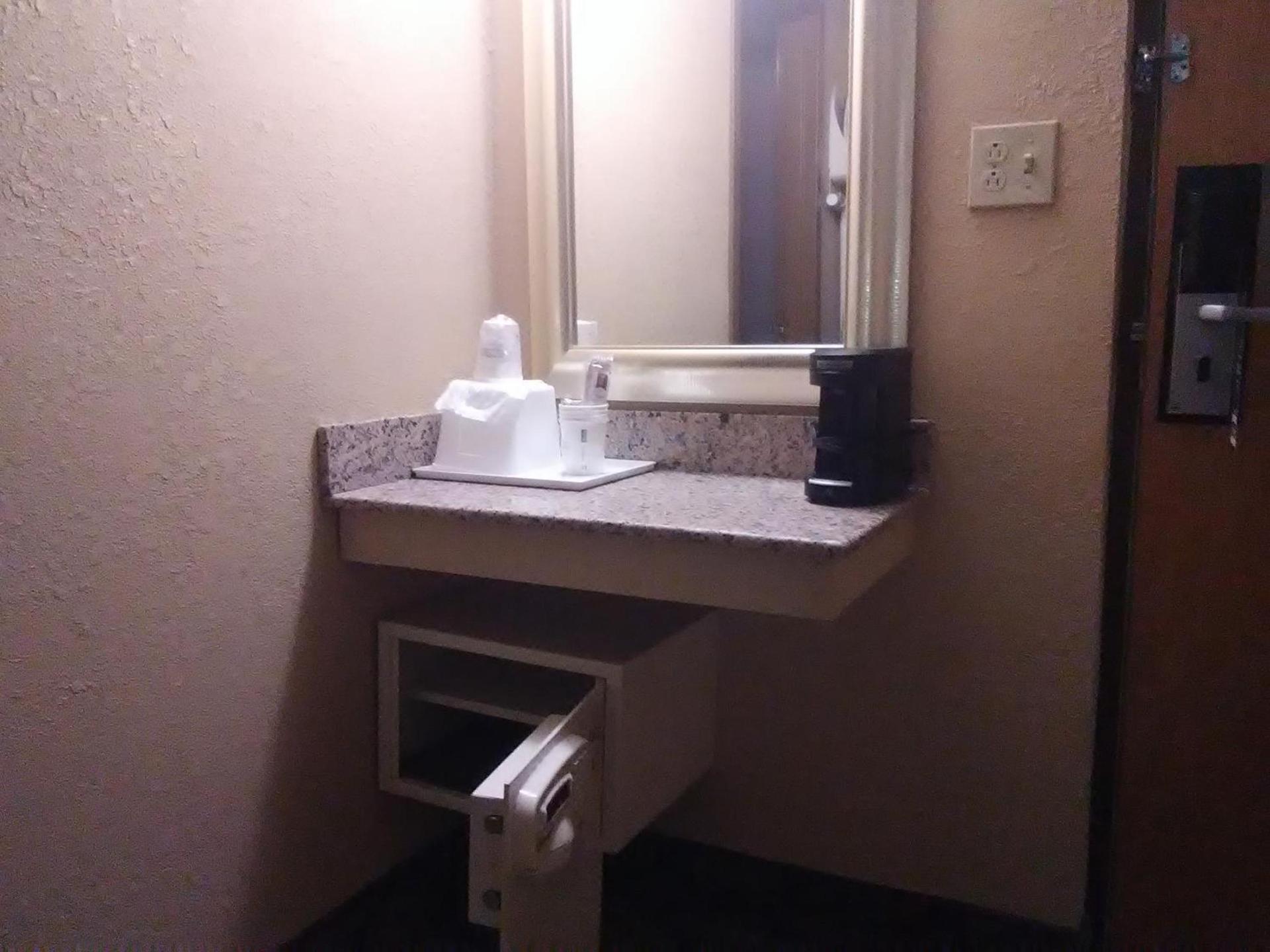Travelodge by Wyndham Bloomington photo 20