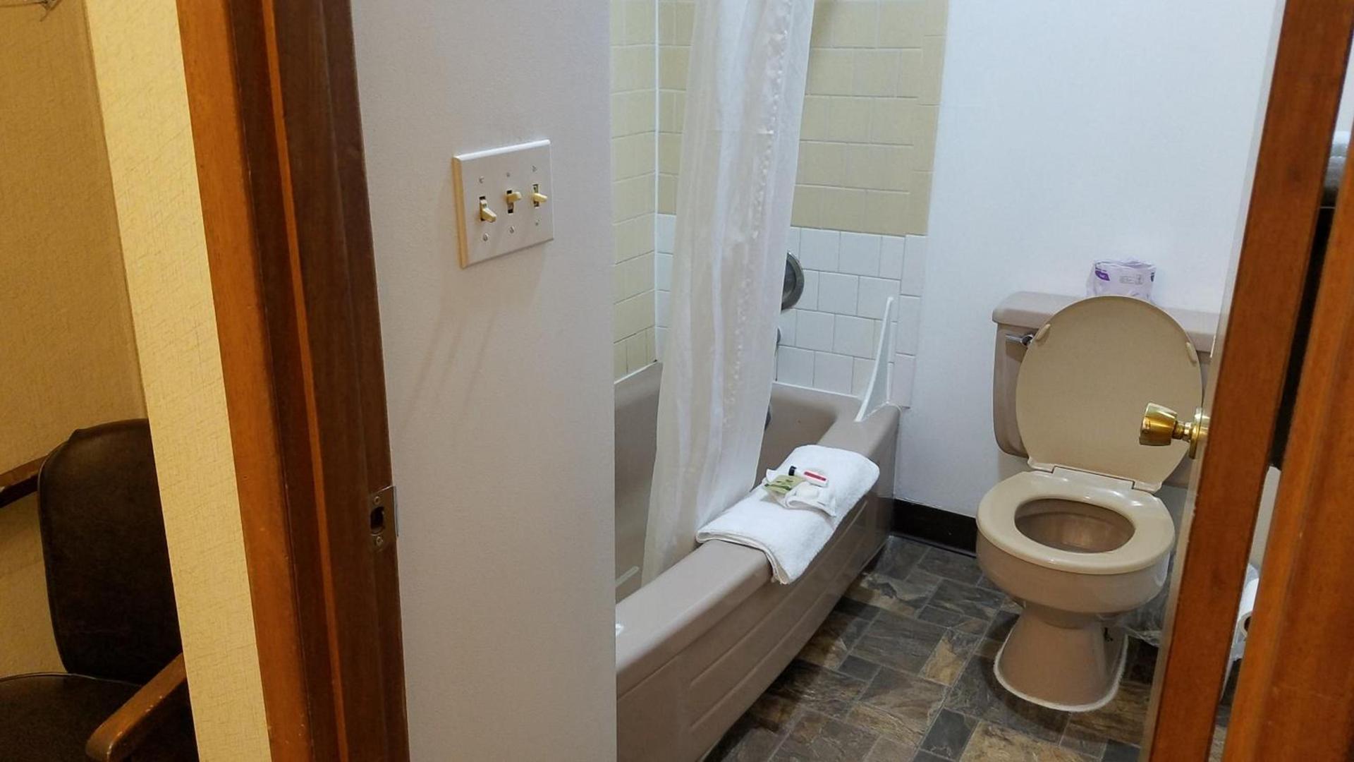 Royal Motor Inn photo 9