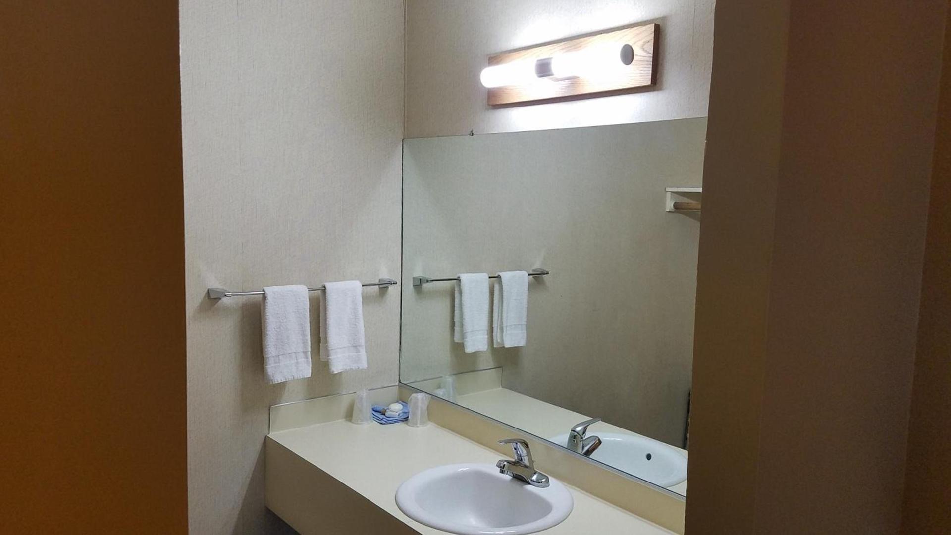 Royal Motor Inn photo 26