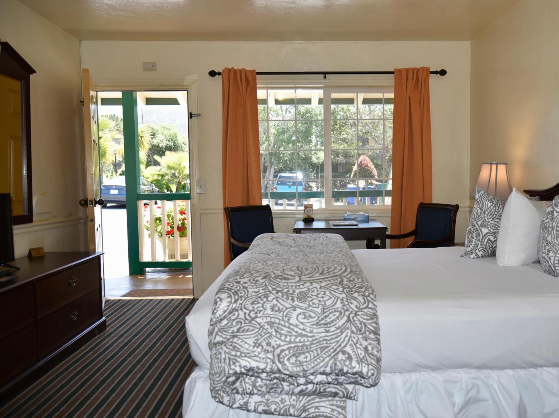Monterey Pines Inn photo 7