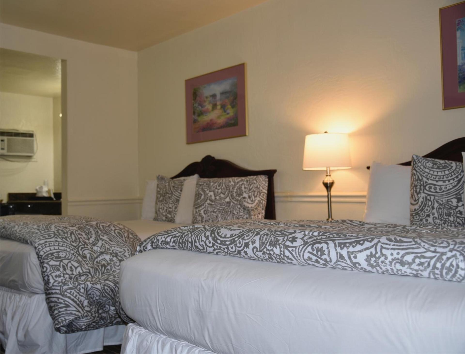 Monterey Pines Inn photo 6
