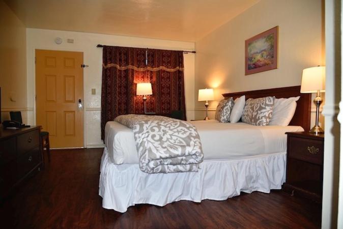 Monterey Pines Inn photo 18