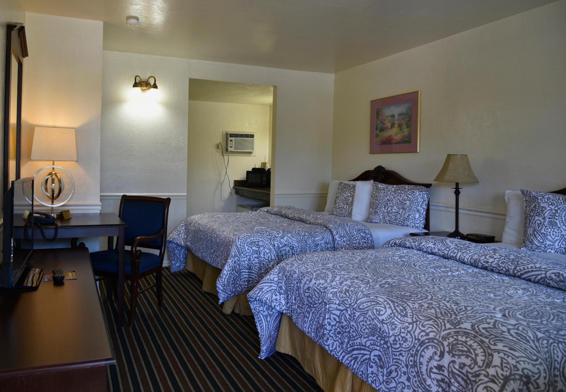 Monterey Pines Inn photo 5