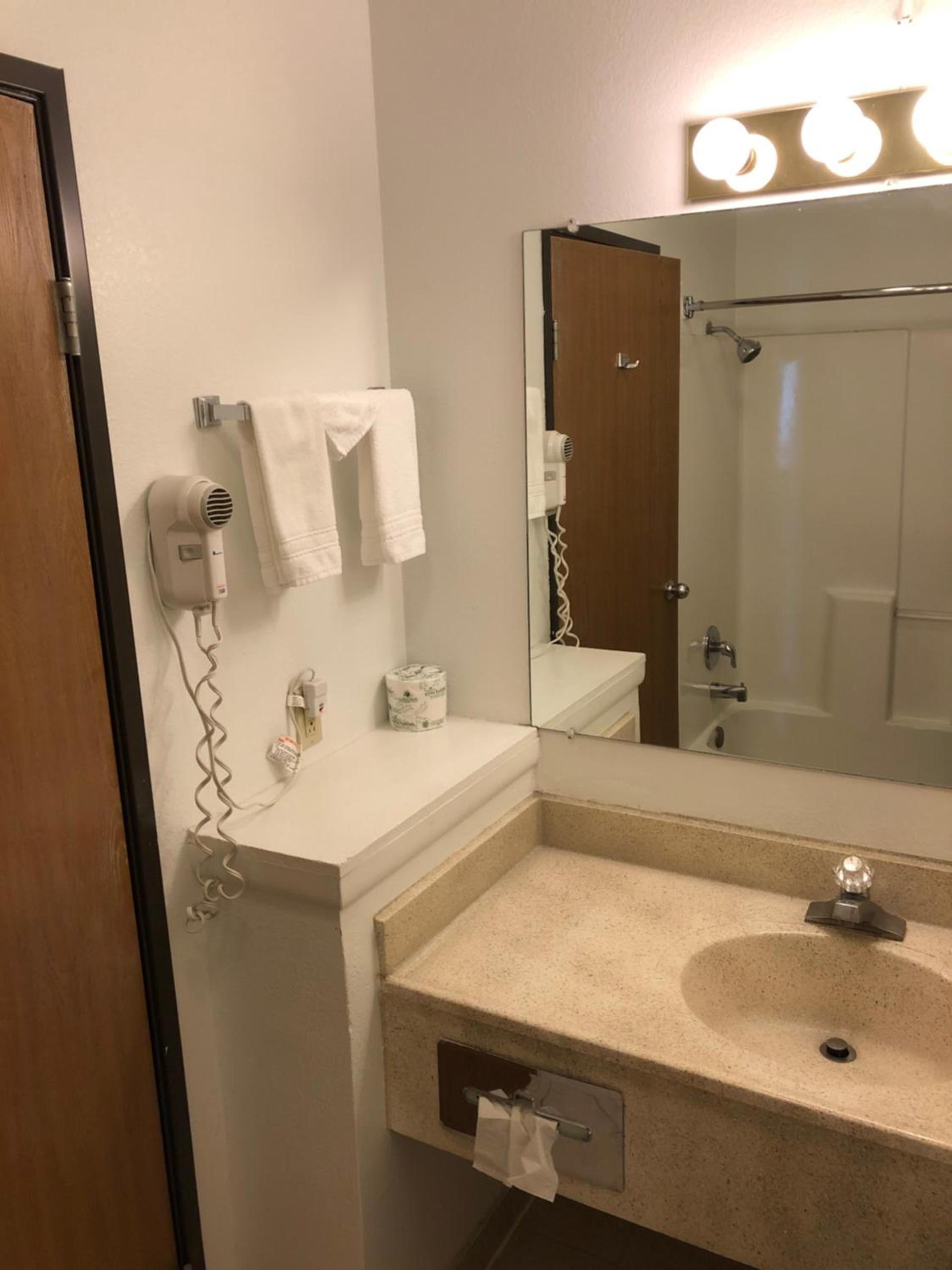 Super 8 by Wyndham Price photo 17