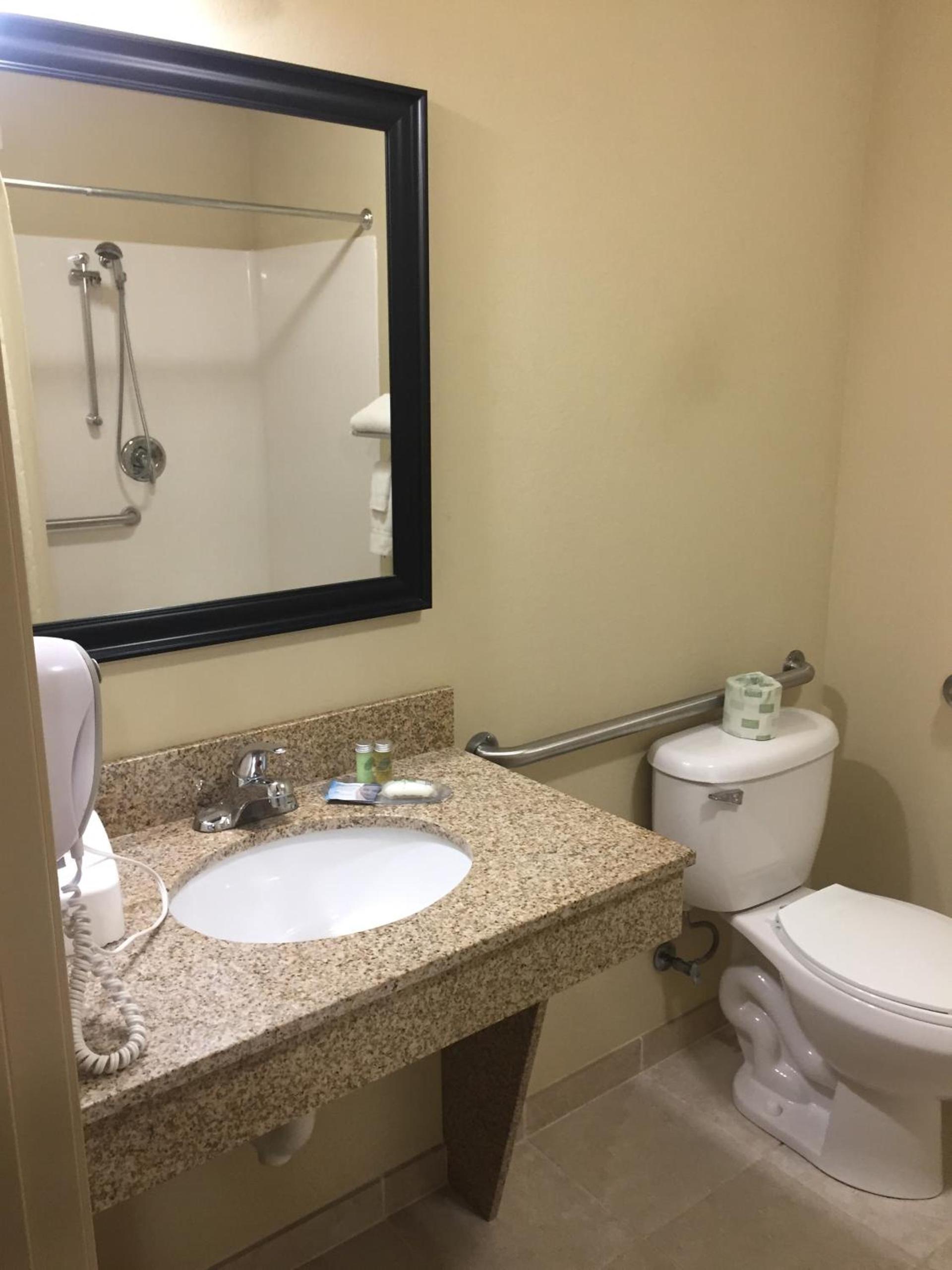 Cobblestone Inn & Suites - Bloomfield photo 5