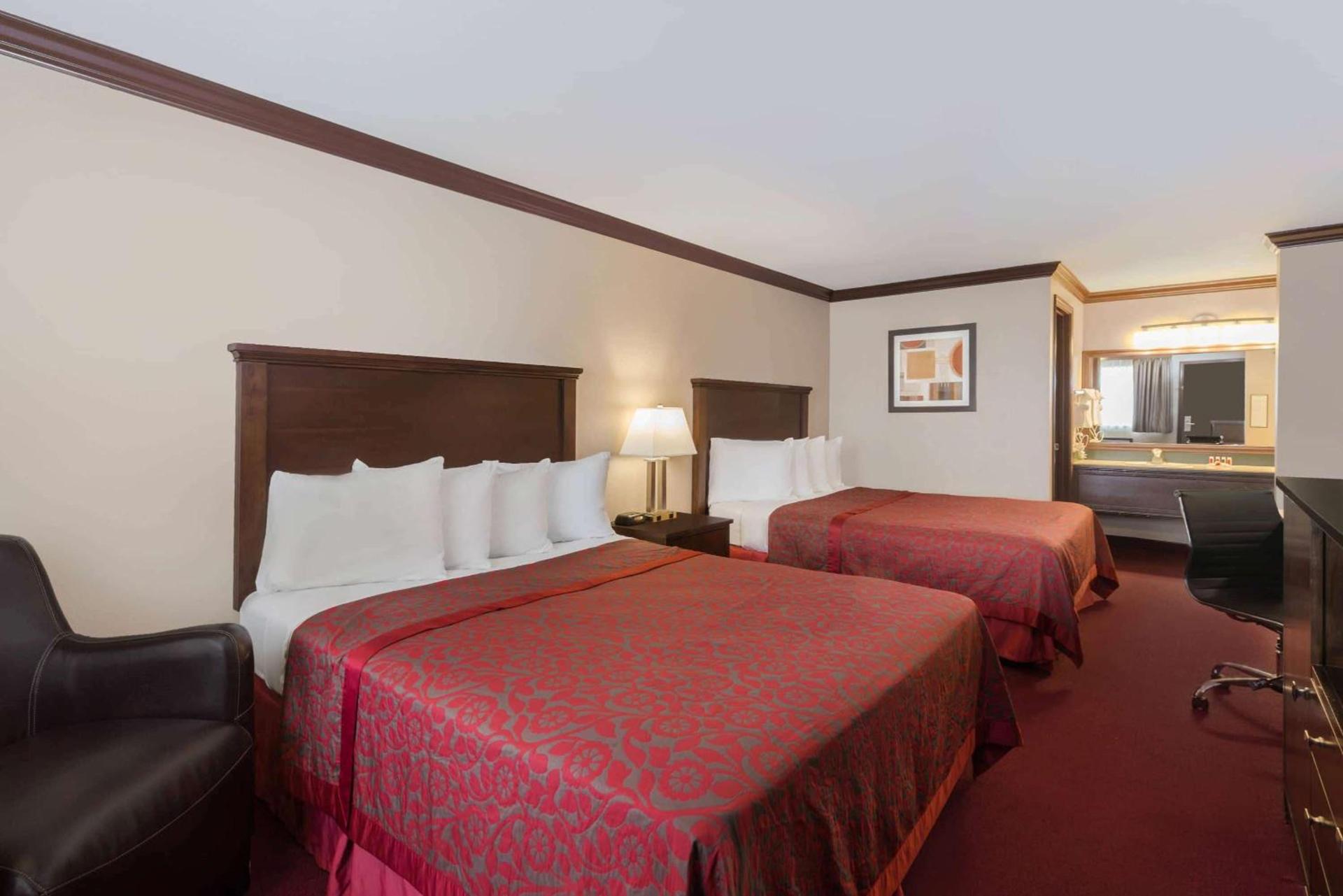 Days Inn by Wyndham Auburn photo 9