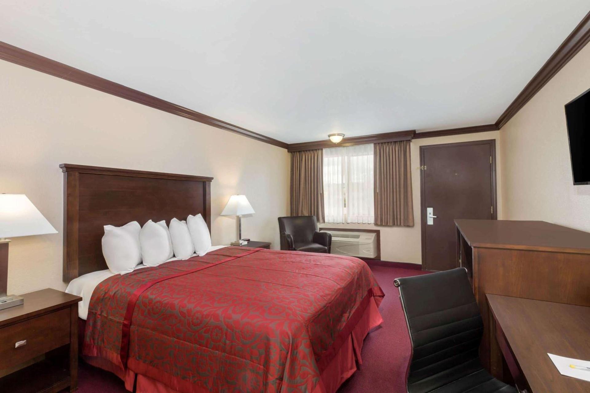 Days Inn by Wyndham Auburn photo 6