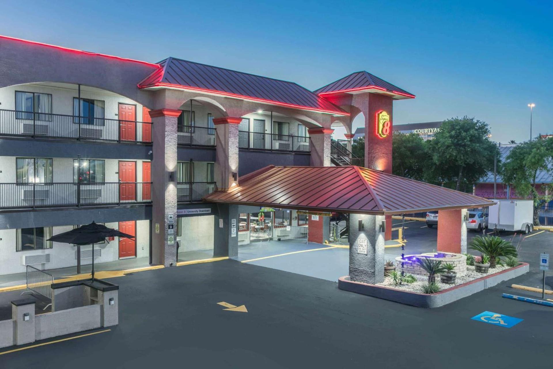 Super 8 by Wyndham Austin University/Downtown Area photo 1