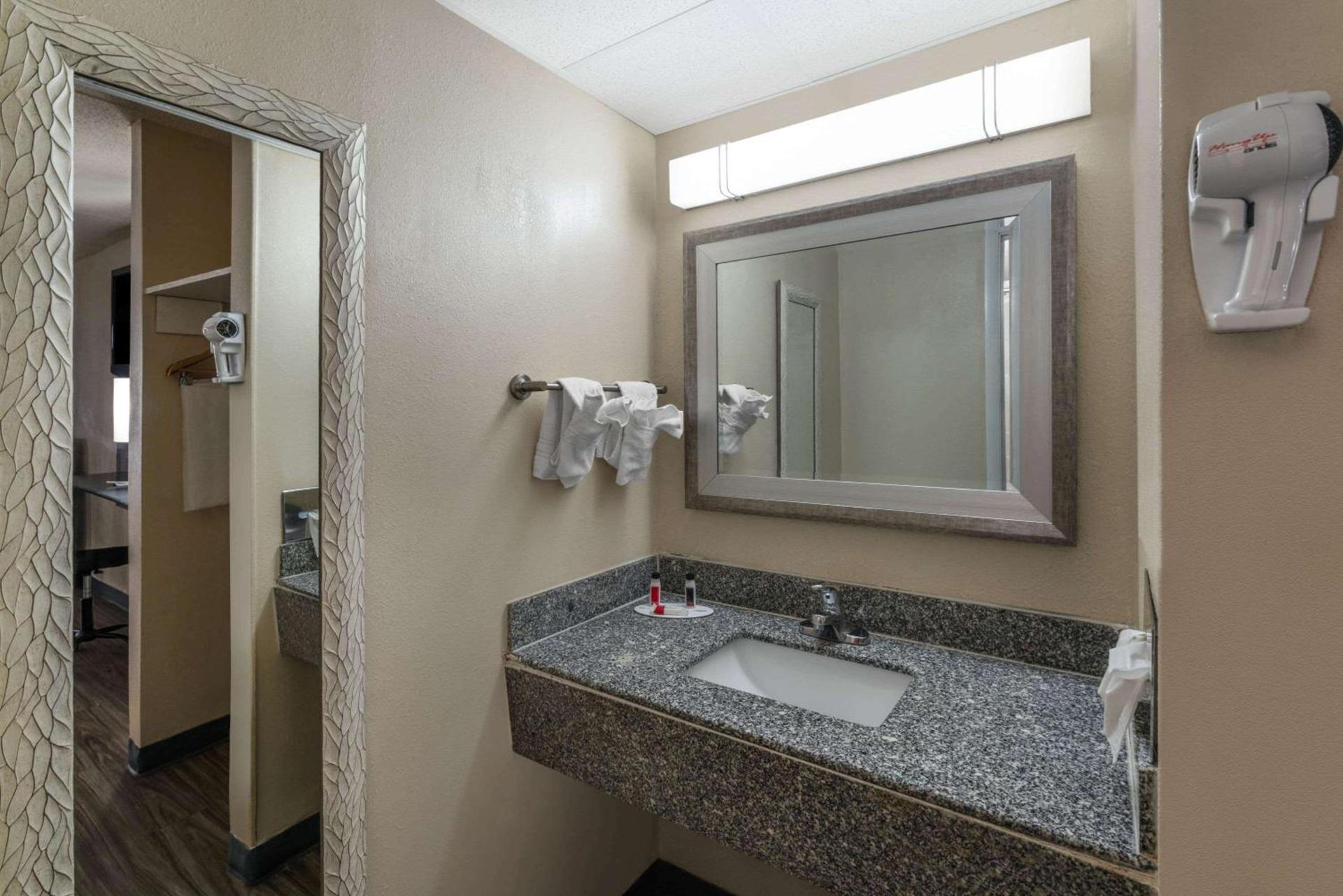 Days Inn by Wyndham Knoxville North photo 11