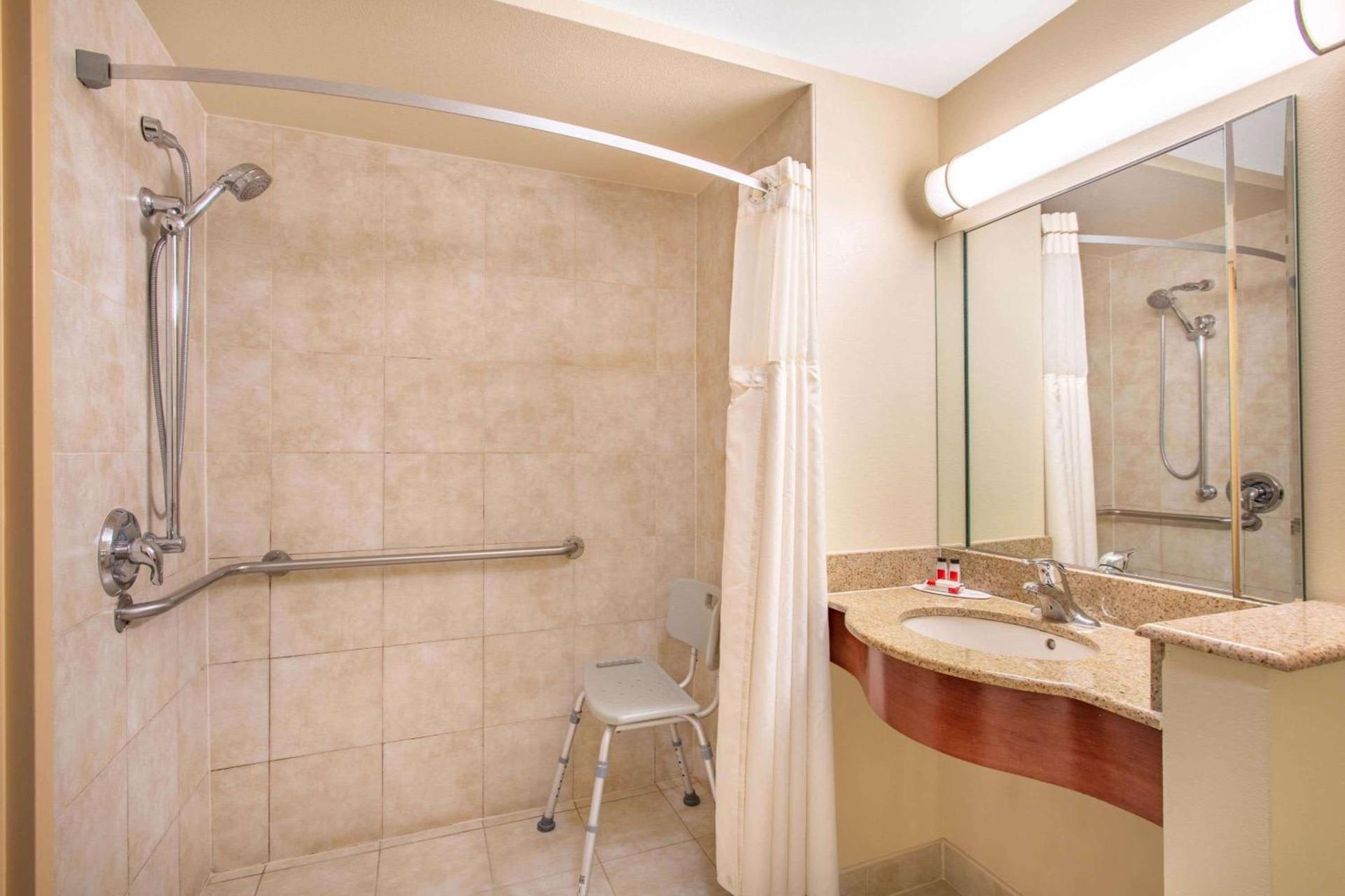 Econo Lodge Woodbridge photo 13