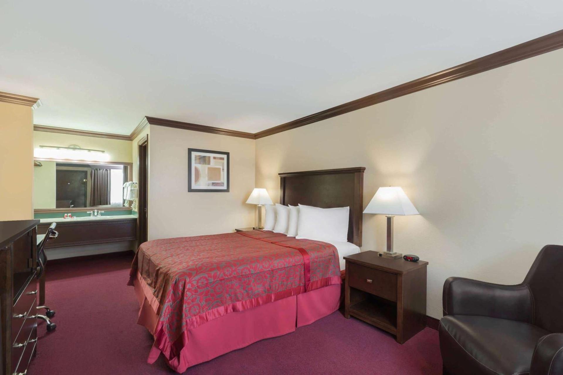 Days Inn by Wyndham Auburn photo 5