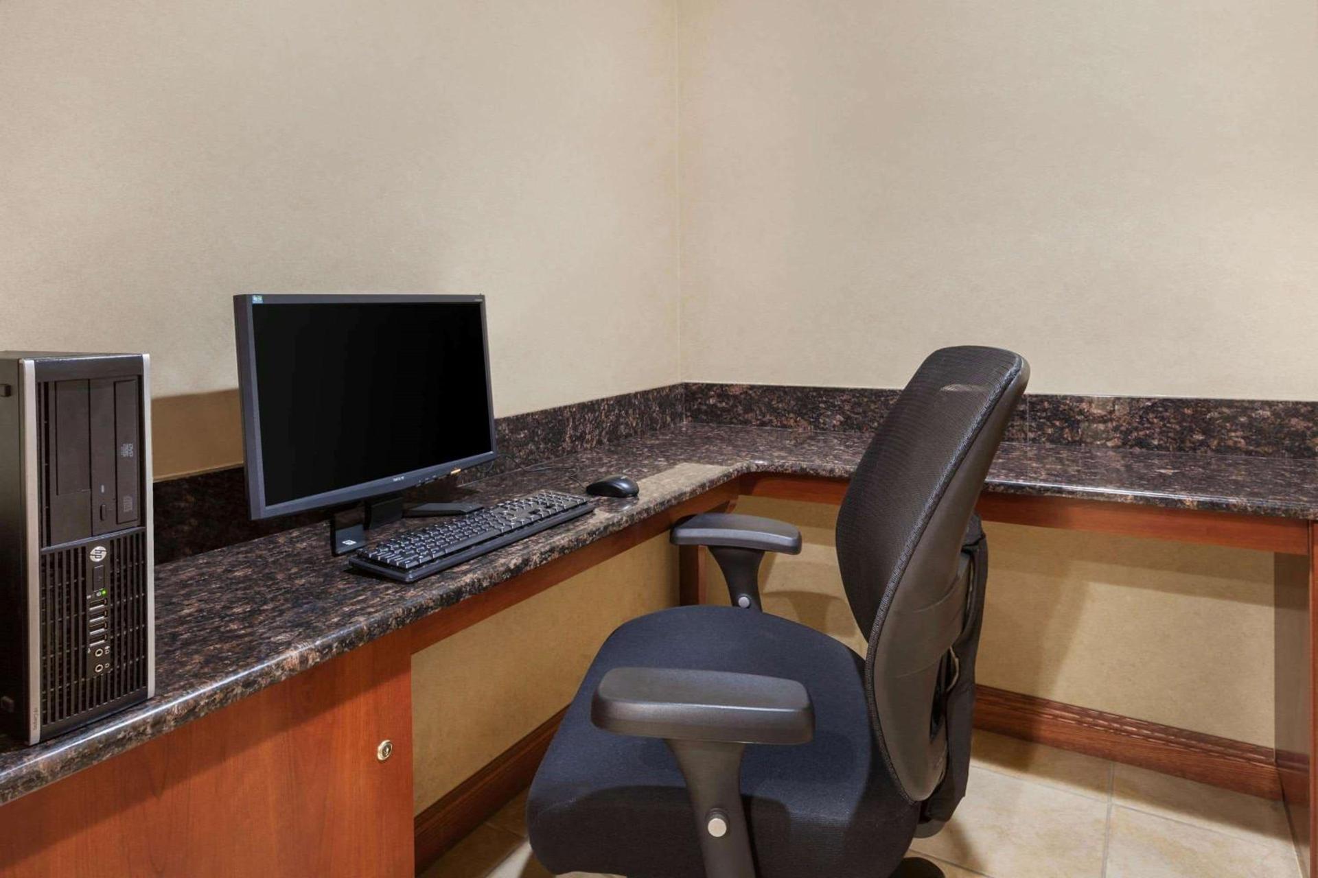 Econo Lodge Woodbridge photo 15