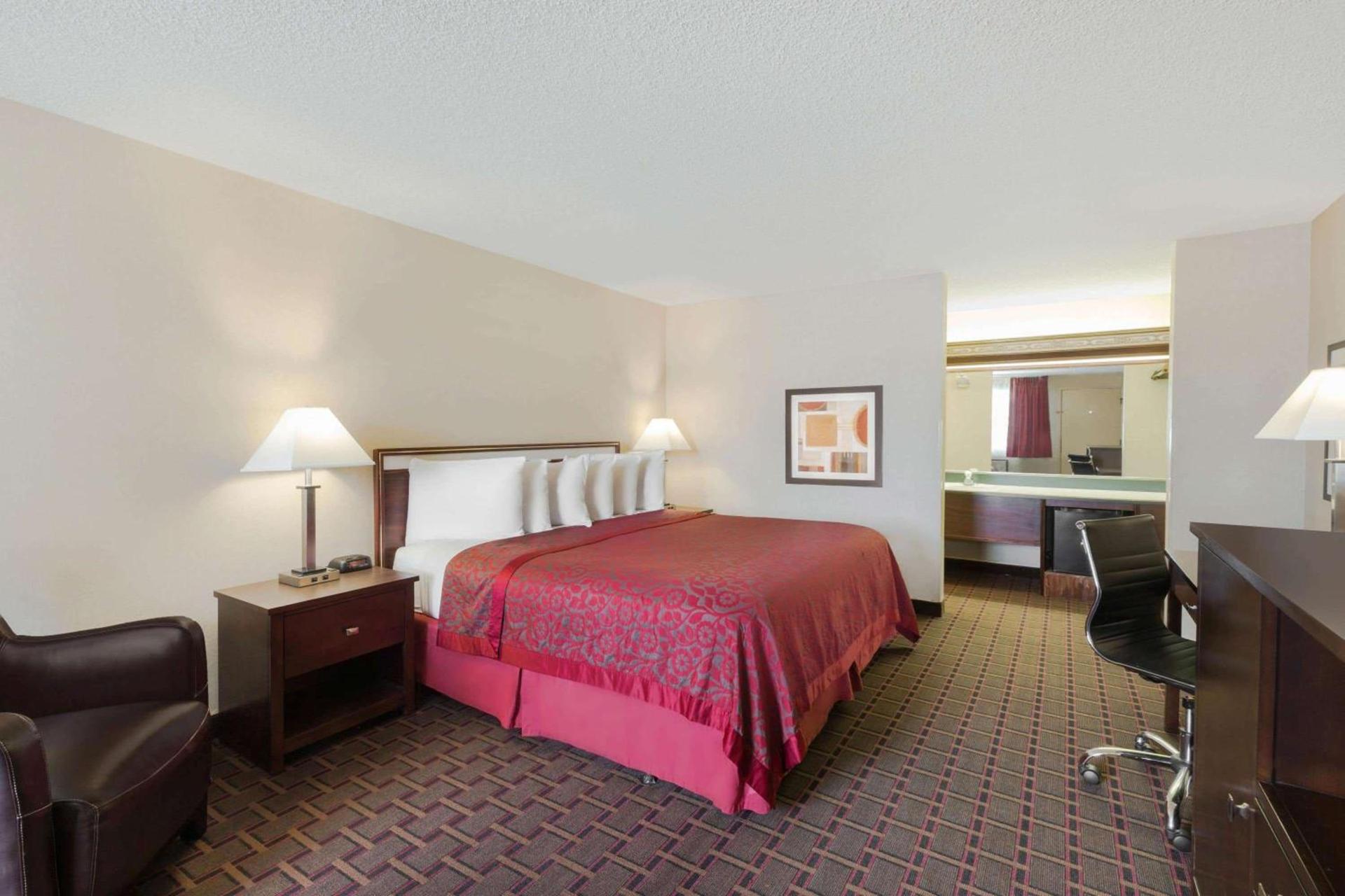 Days Inn by Wyndham Auburn photo 8