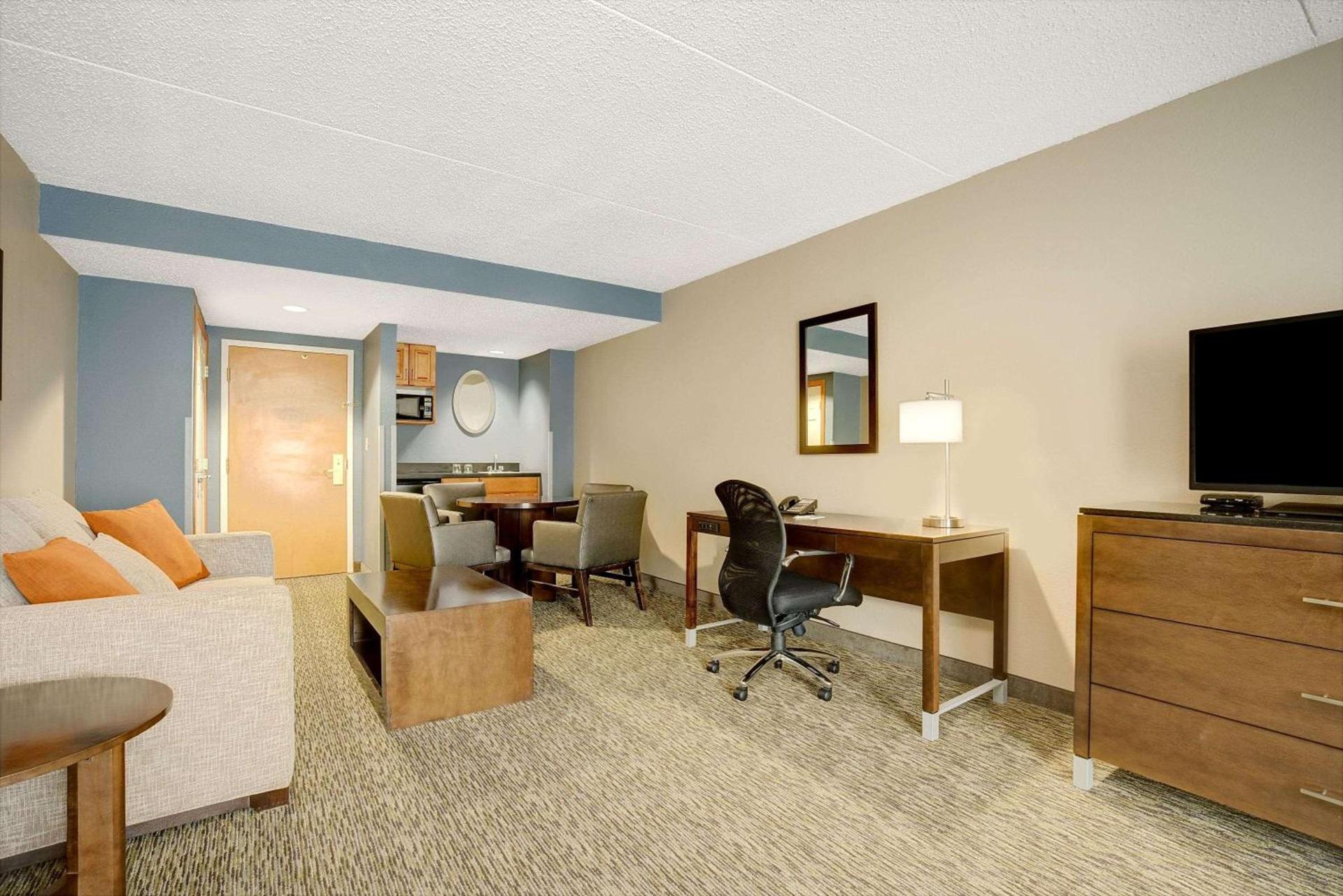 Wingate by Wyndham Fargo photo 9