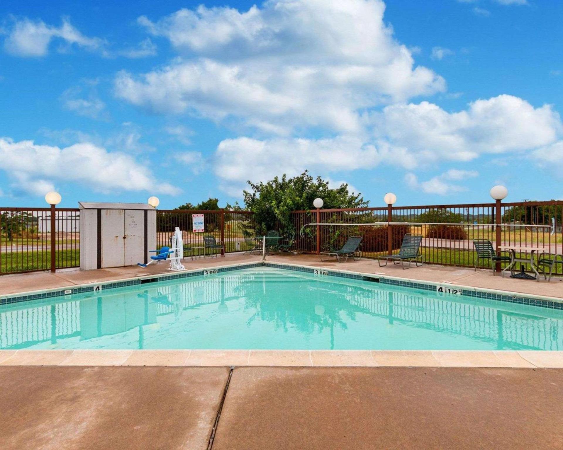 Econo Lodge Hillsboro I-35 photo 6