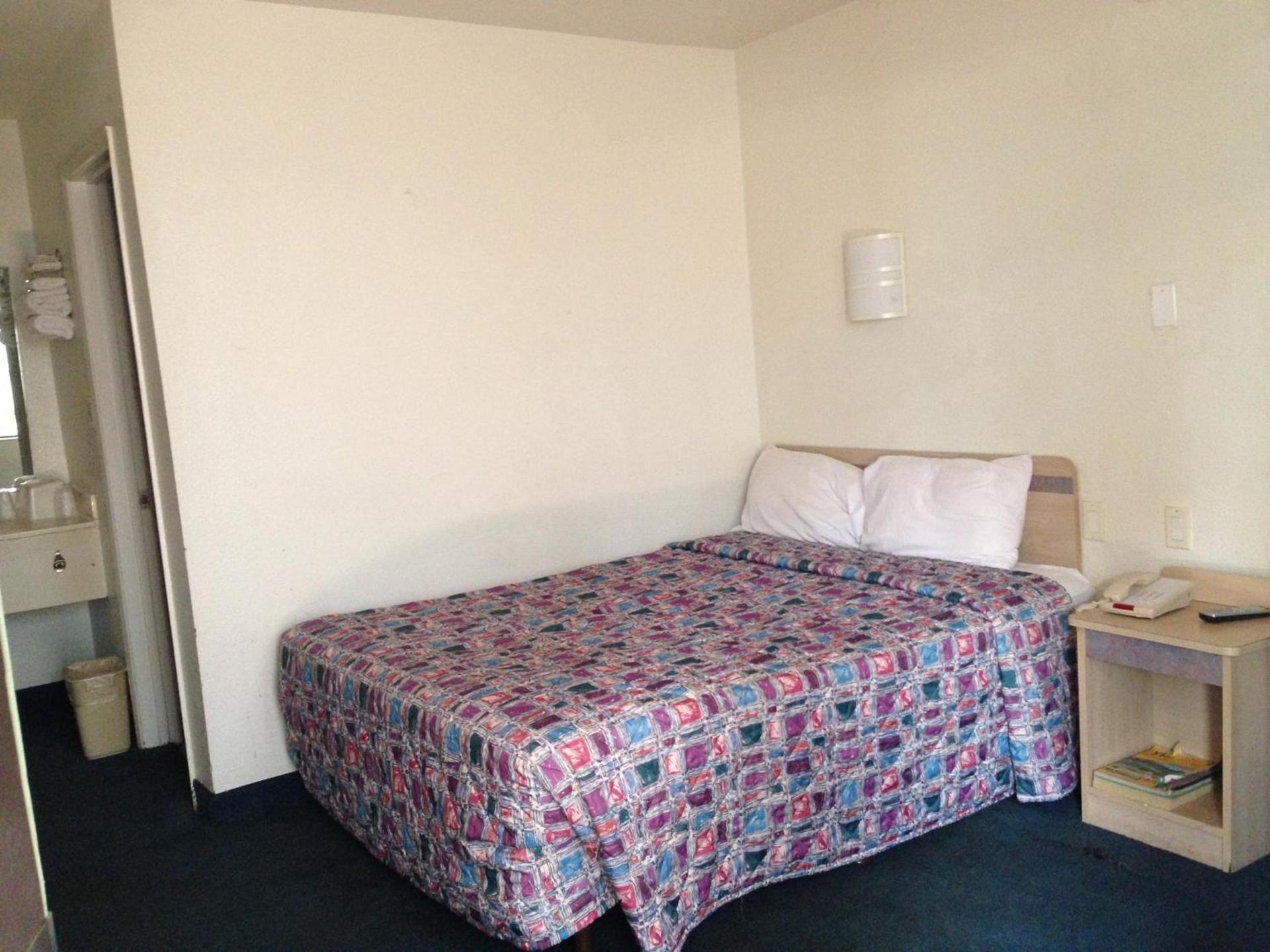 Relax Inn Forth Worth photo 13