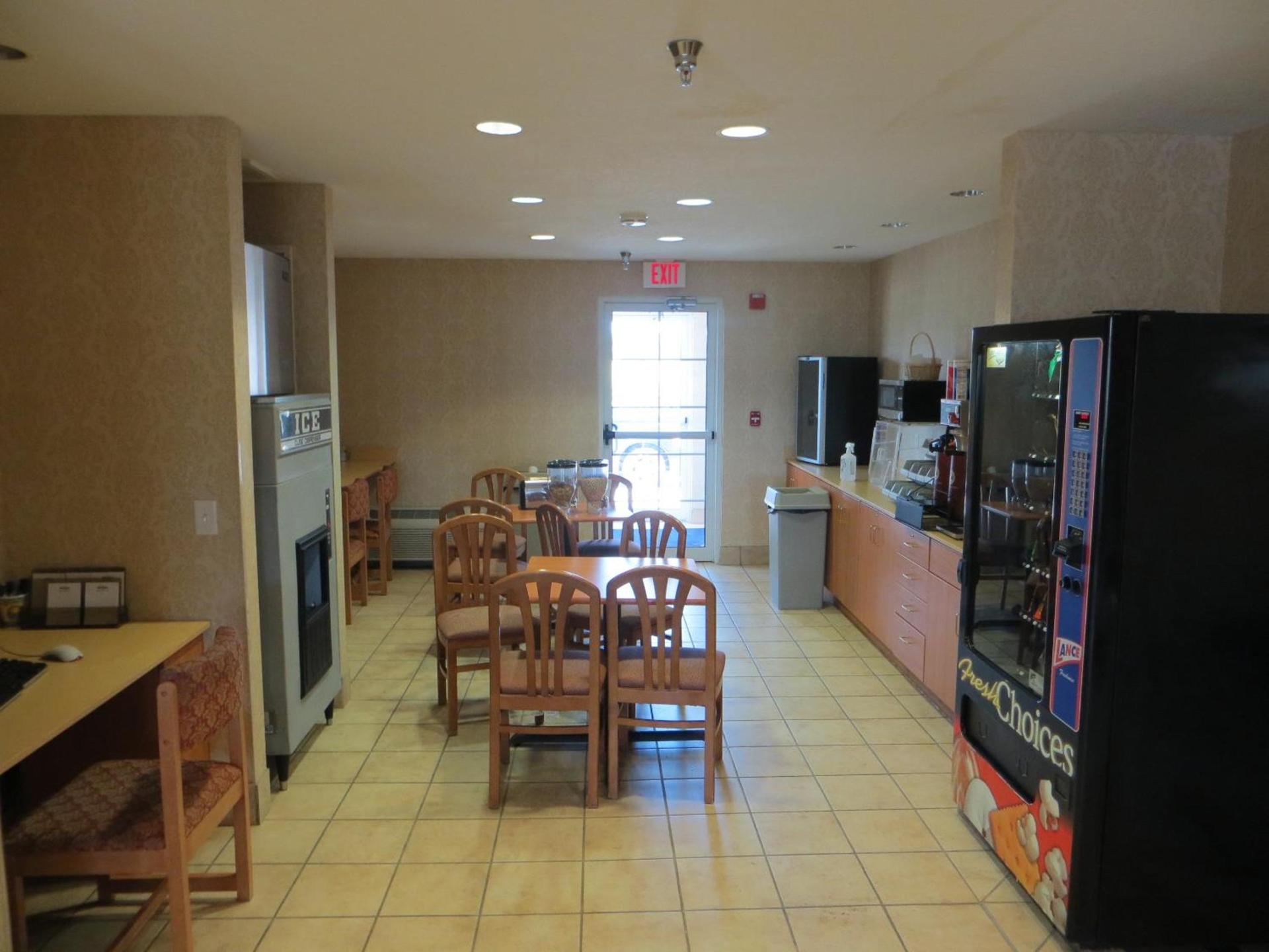 Microtel Inn & Suites by Wyndham Colfax photo 9