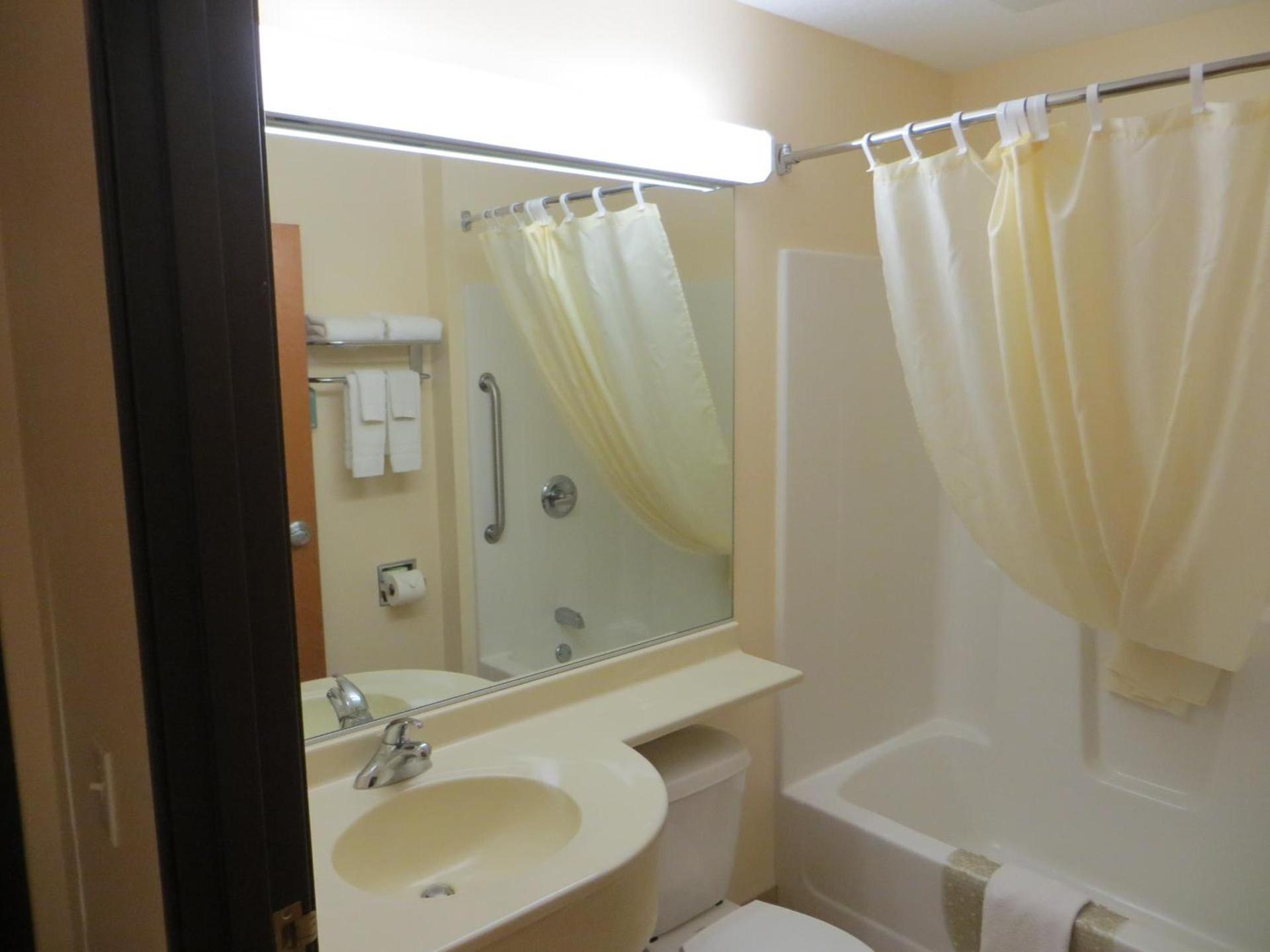 Microtel Inn & Suites by Wyndham Colfax photo 16