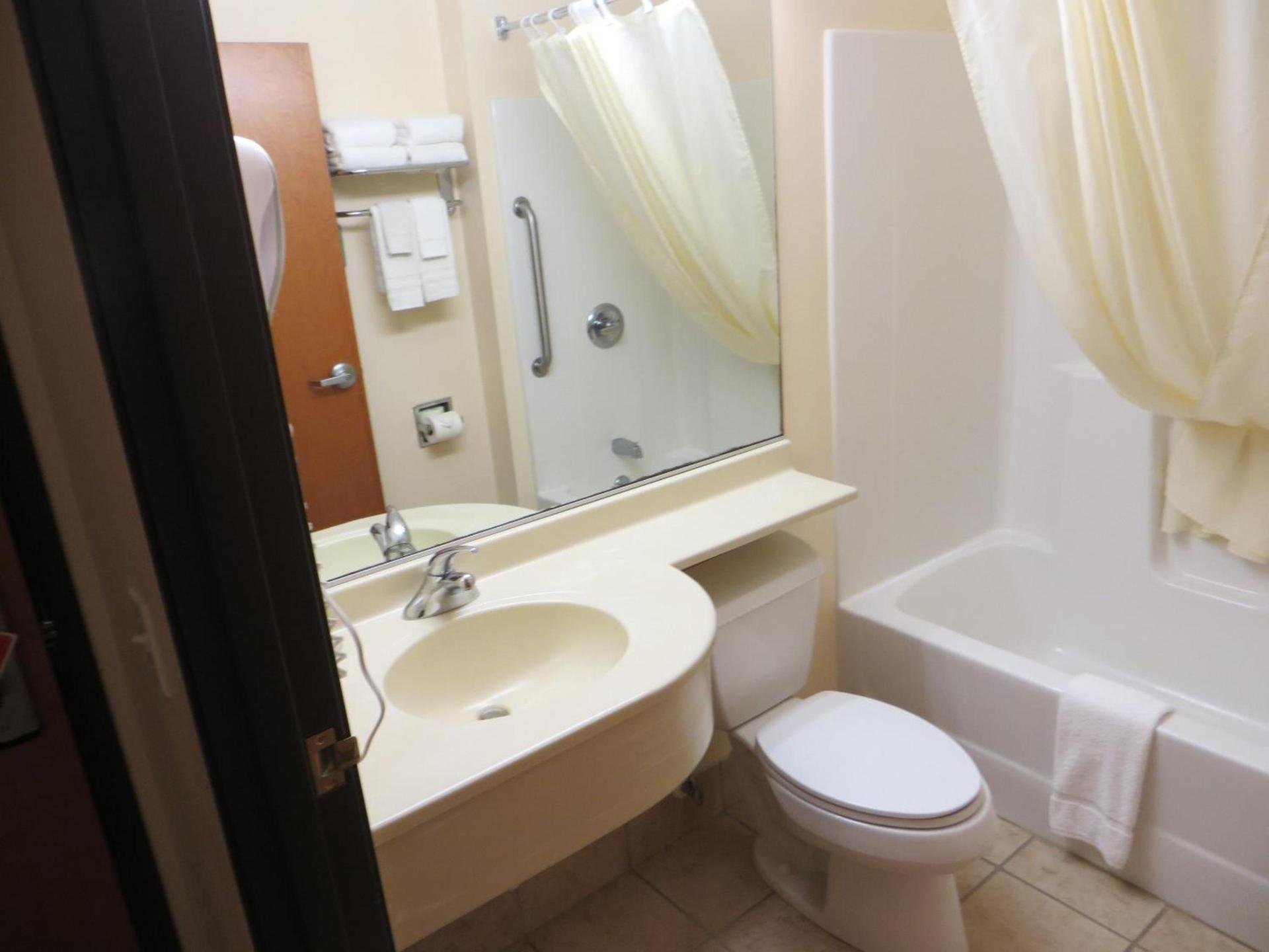 Microtel Inn & Suites by Wyndham Colfax photo 14