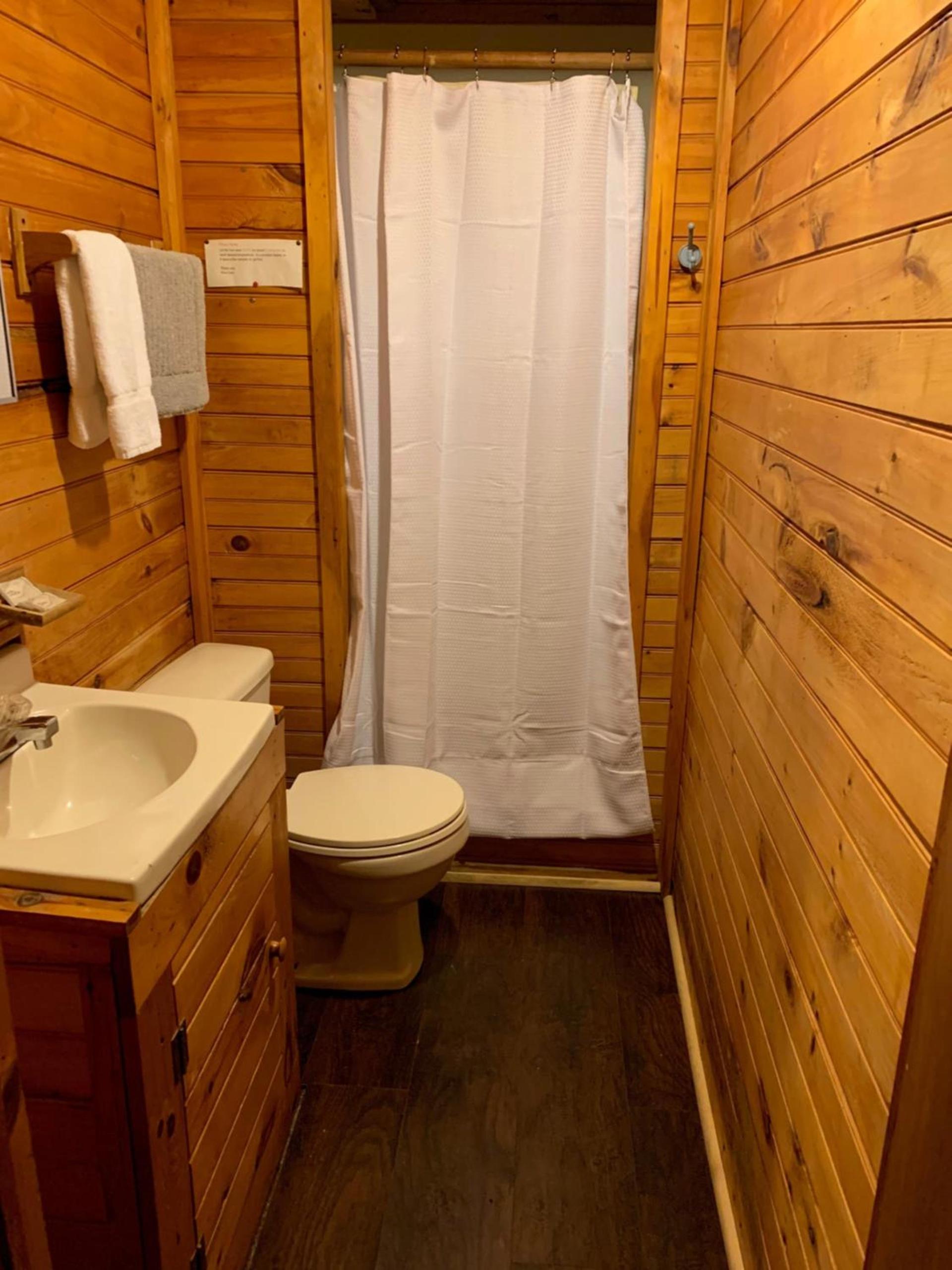 Pine Crest Motel & Cabins photo 32