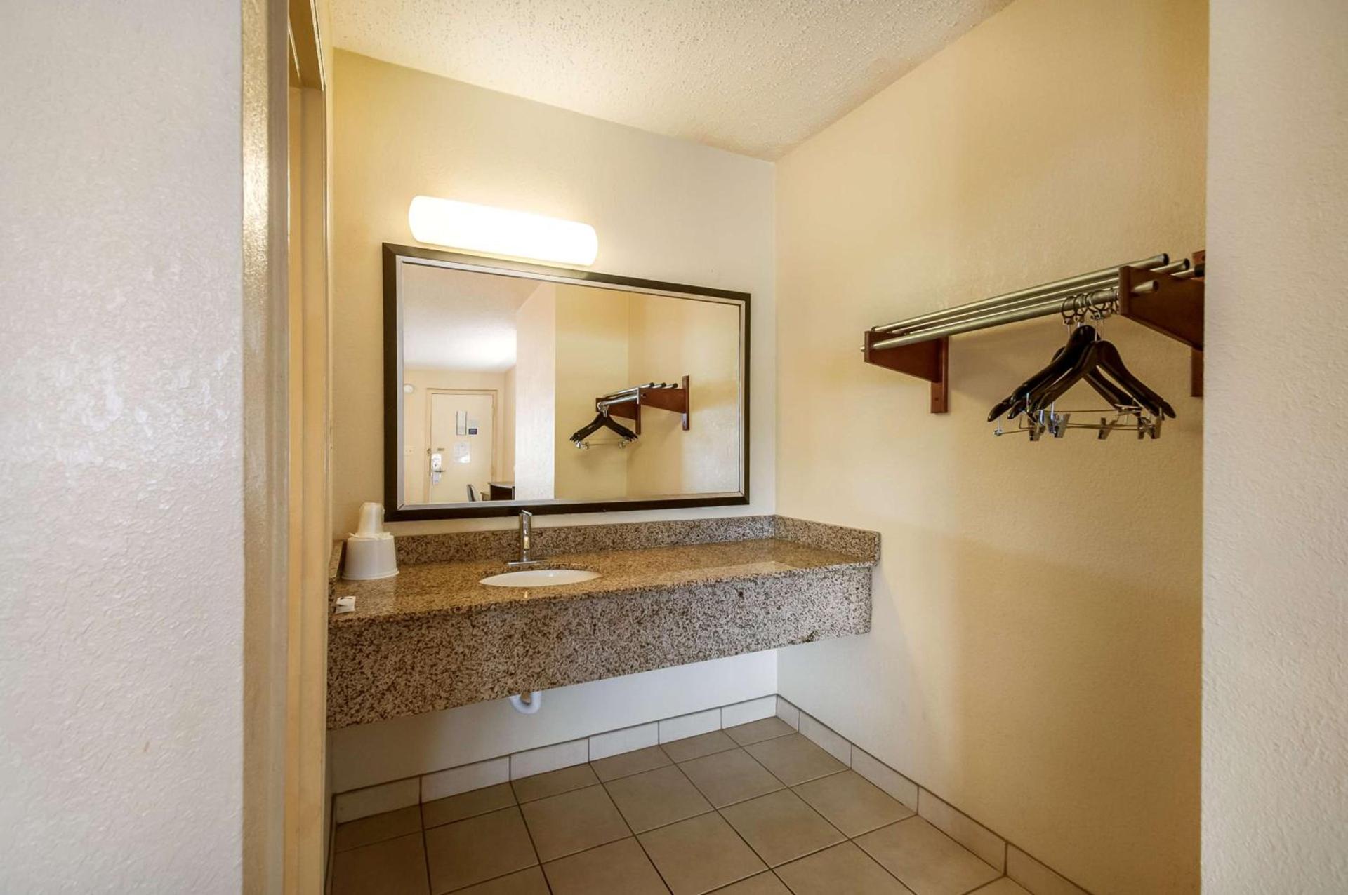 Motel 6-Washington, DC - Convention Center photo 11