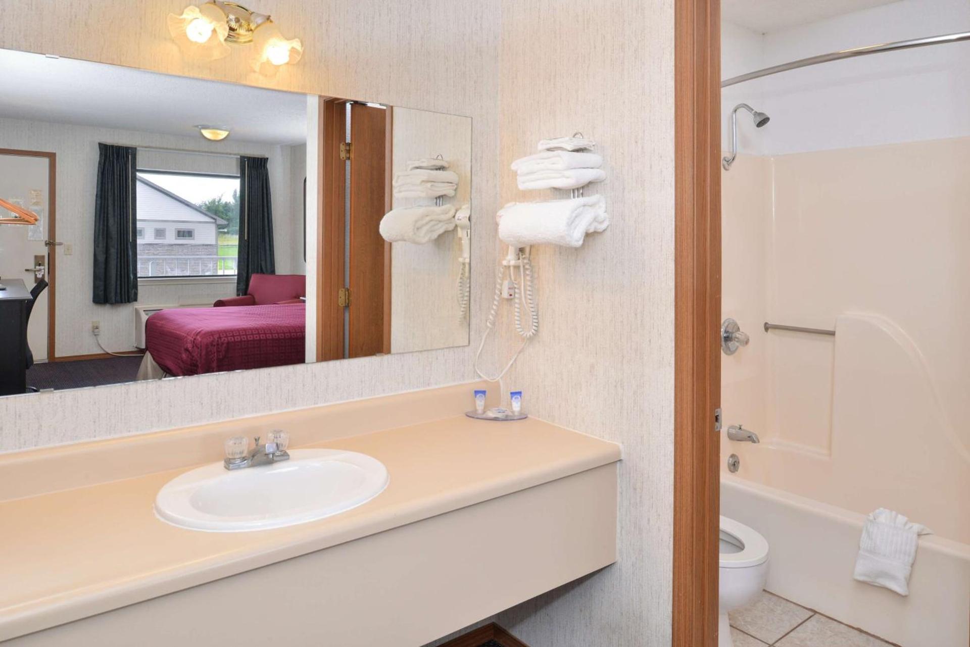 Americas Best Value Inn Knob Noster photo 16