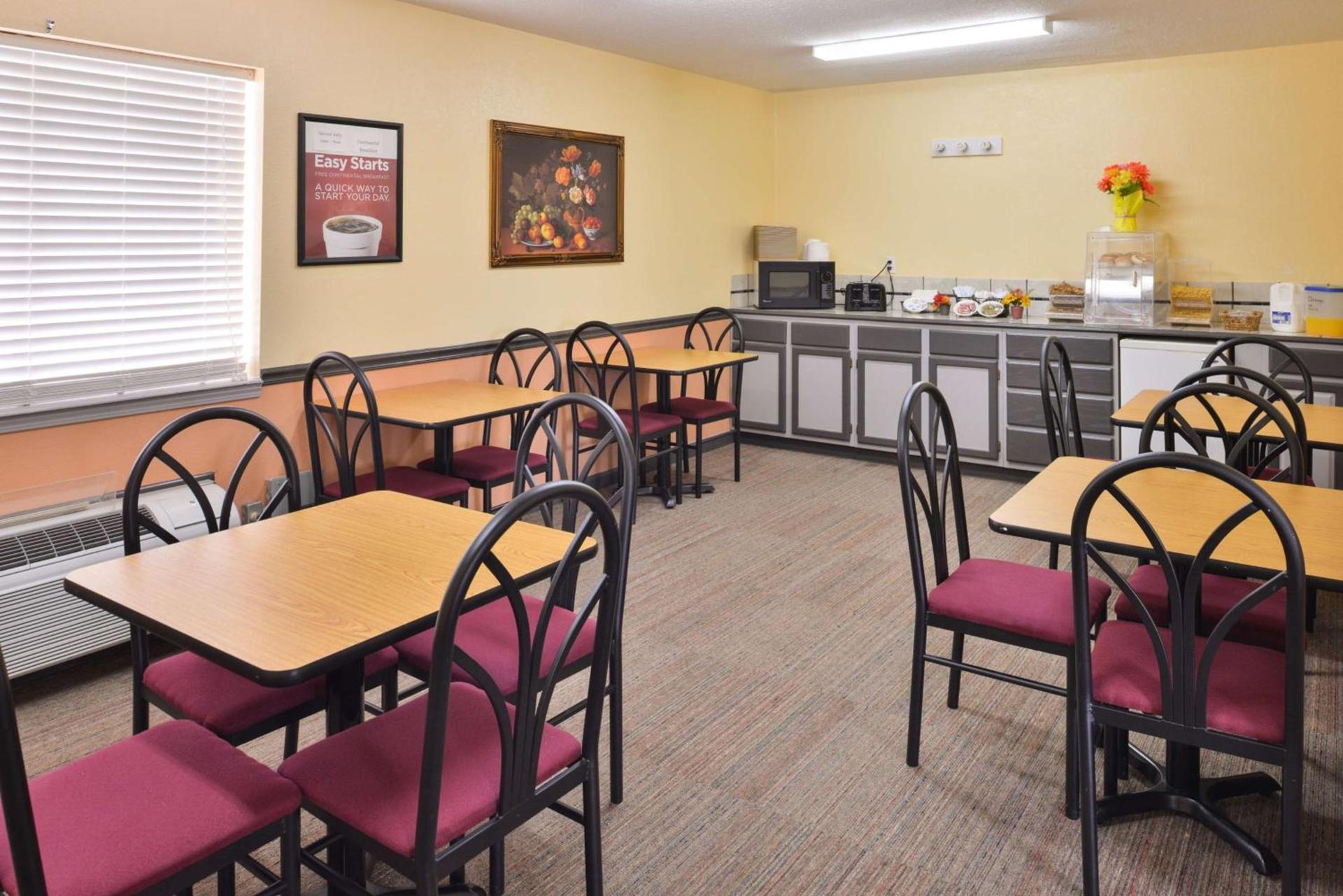 Americas Best Value Inn Knob Noster photo 2