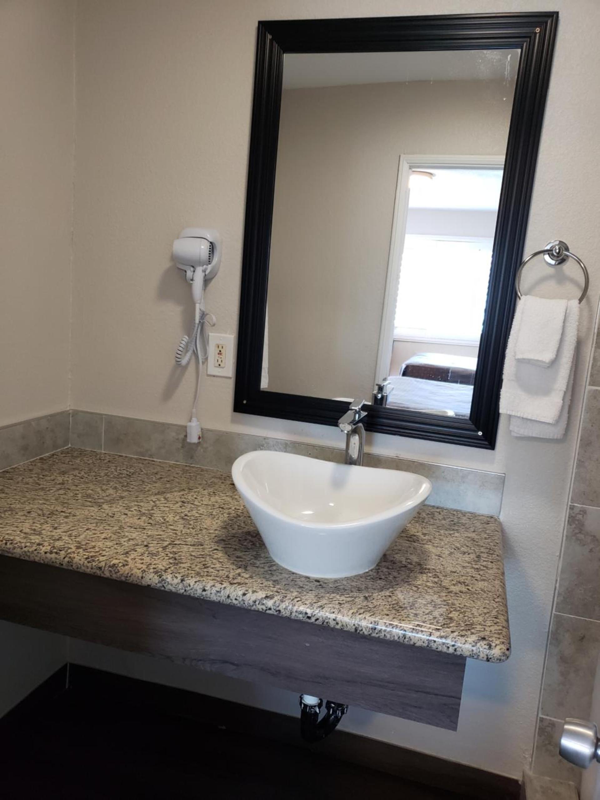Classic Inn and Suites photo 3