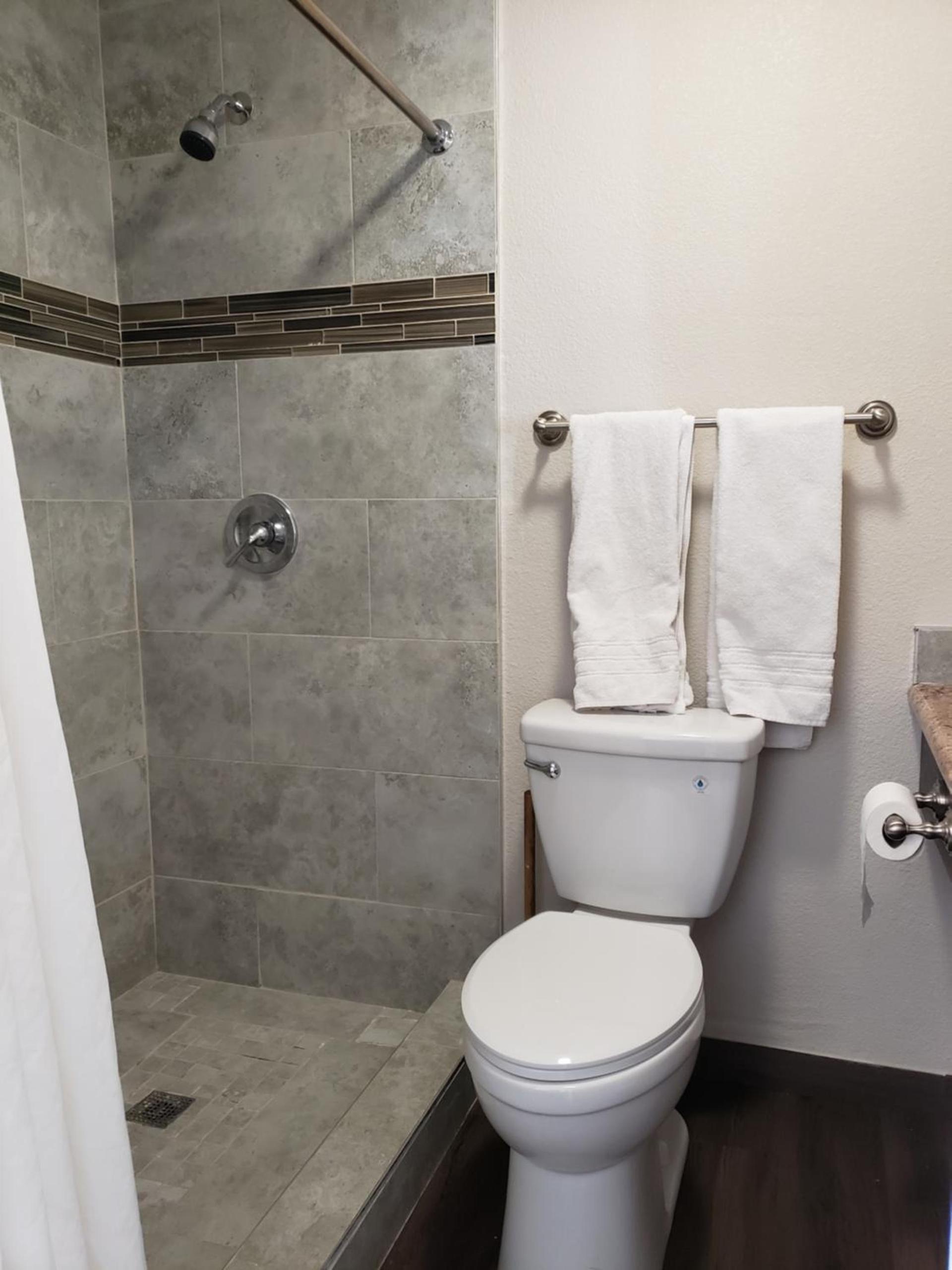 Classic Inn and Suites photo 12