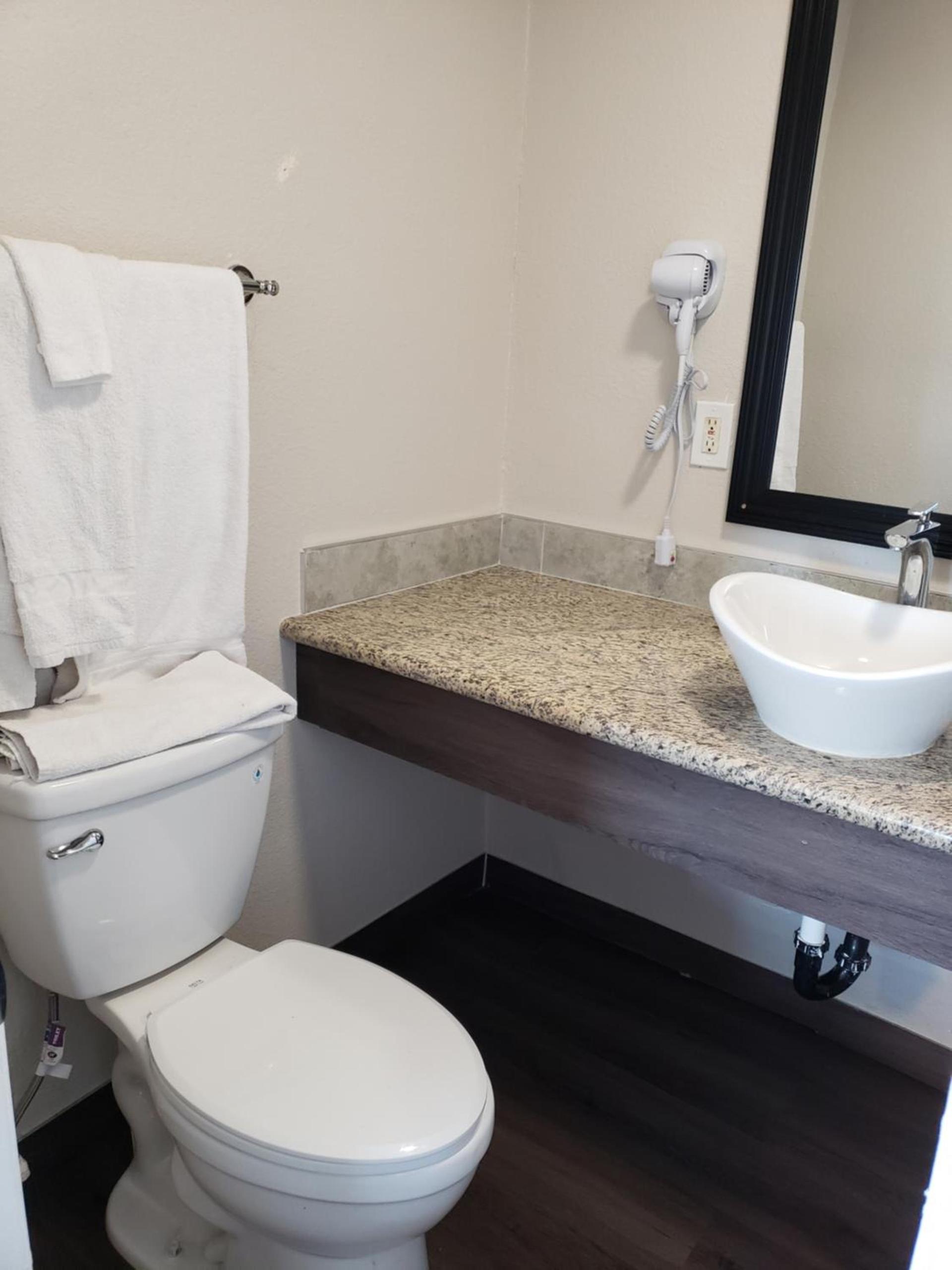 Classic Inn and Suites photo 2