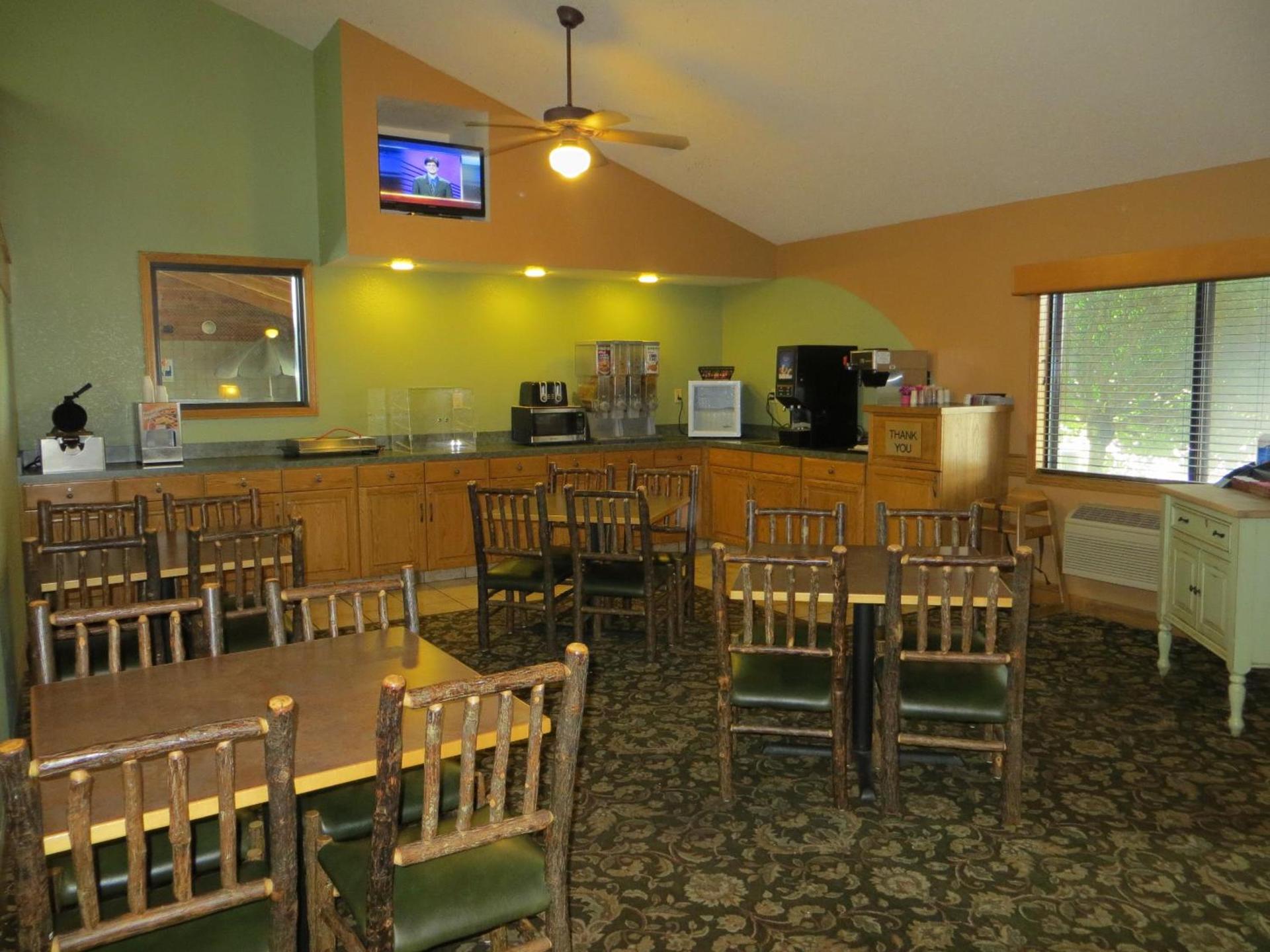 Super 8 by Wyndham Davenport photo 26