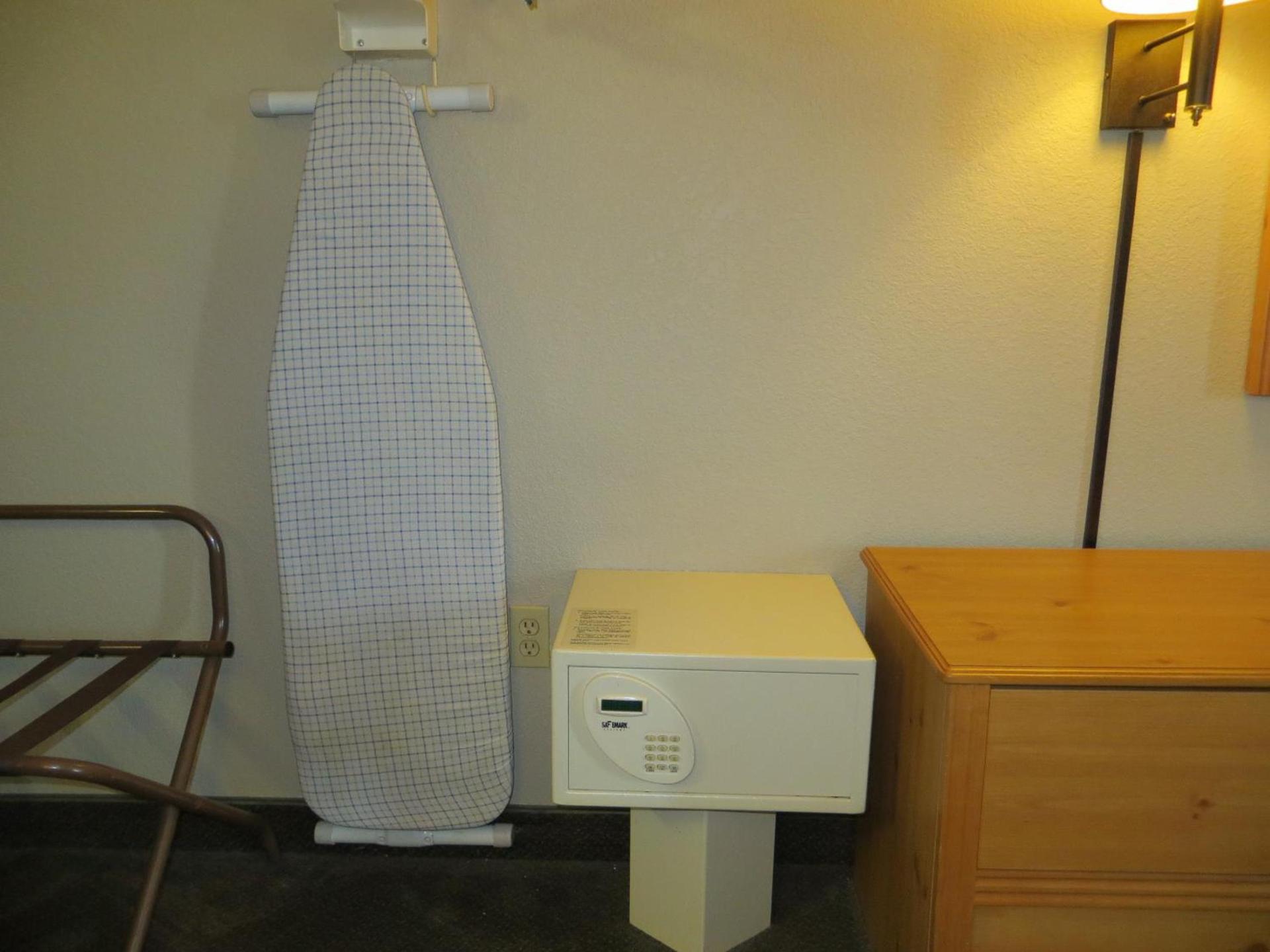 Super 8 by Wyndham Davenport photo 37