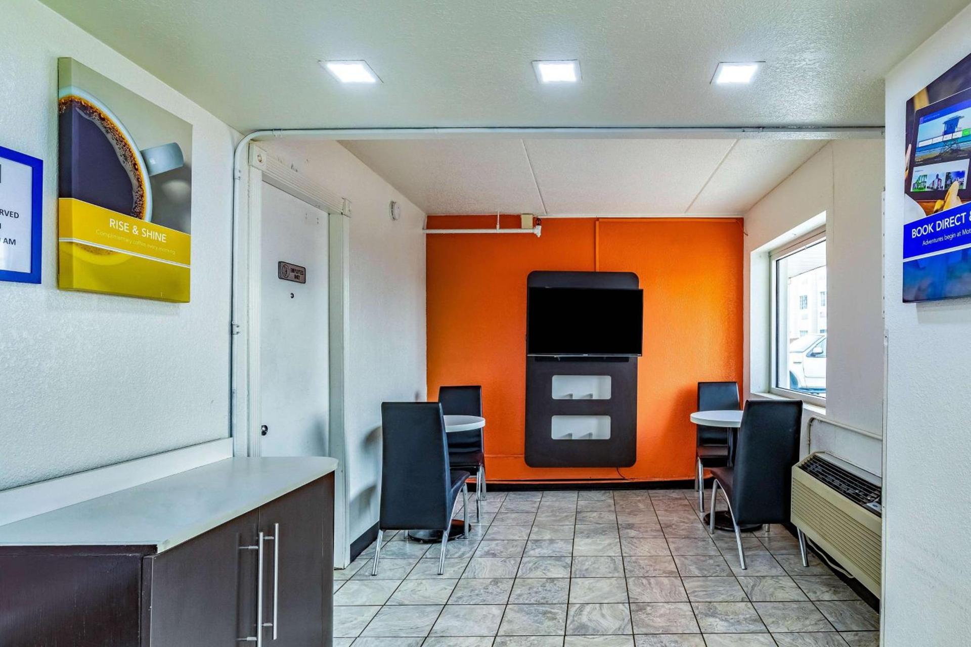 Motel 6-Joliet, IL - I-80 photo 17