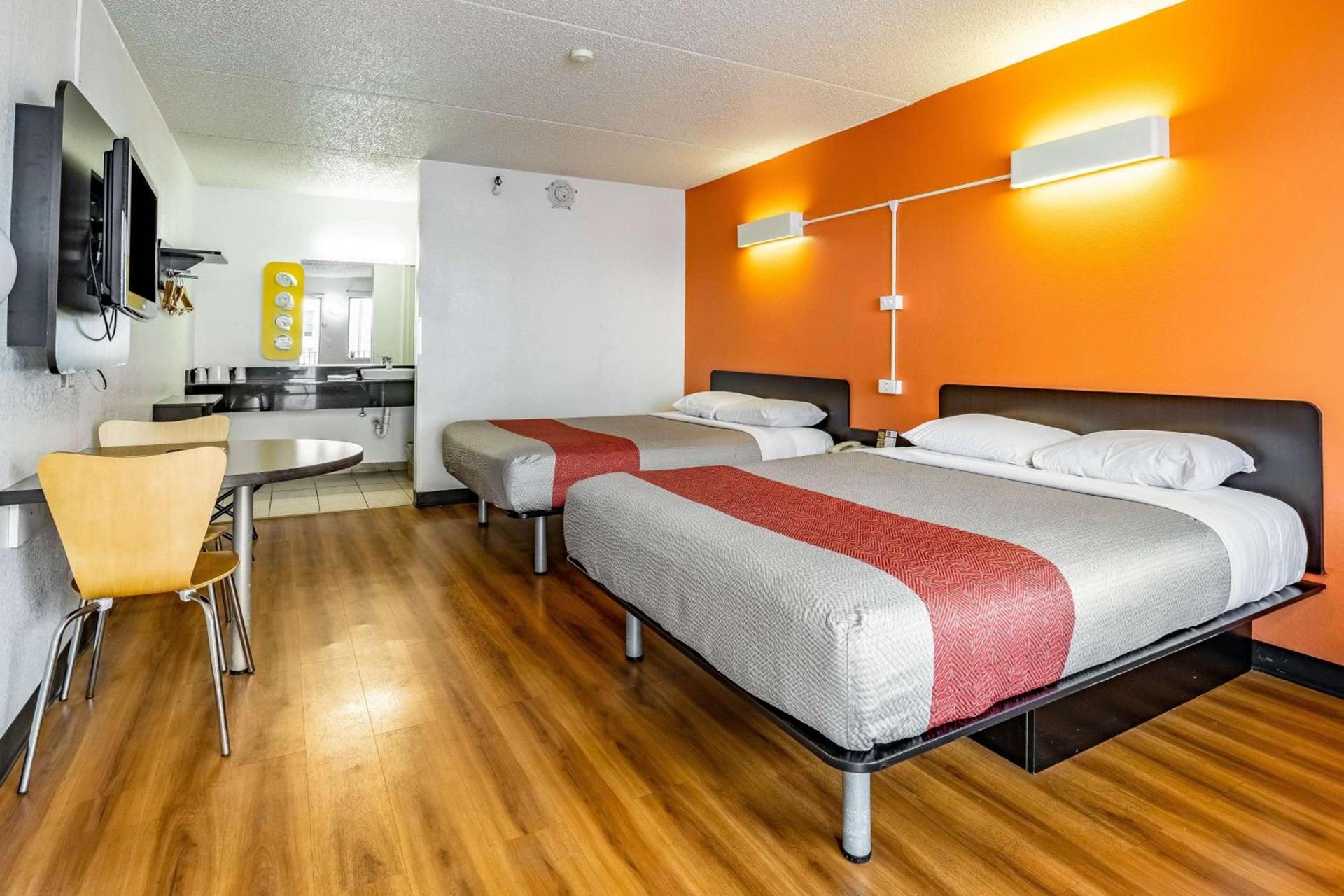 Motel 6-Joliet, IL - I-80 photo 11