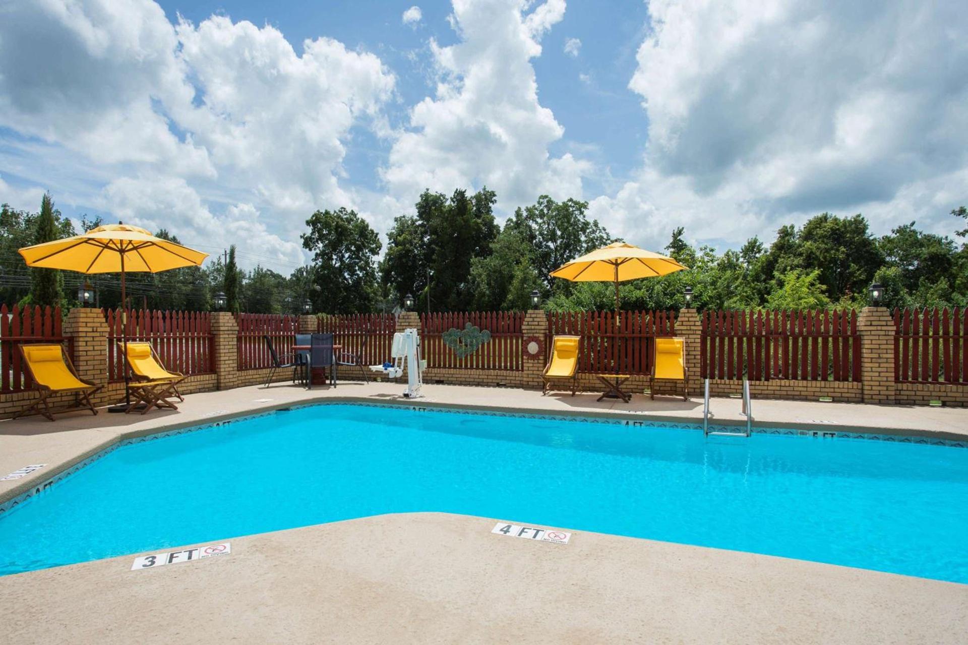 Days Inn by Wyndham Lake City photo 11