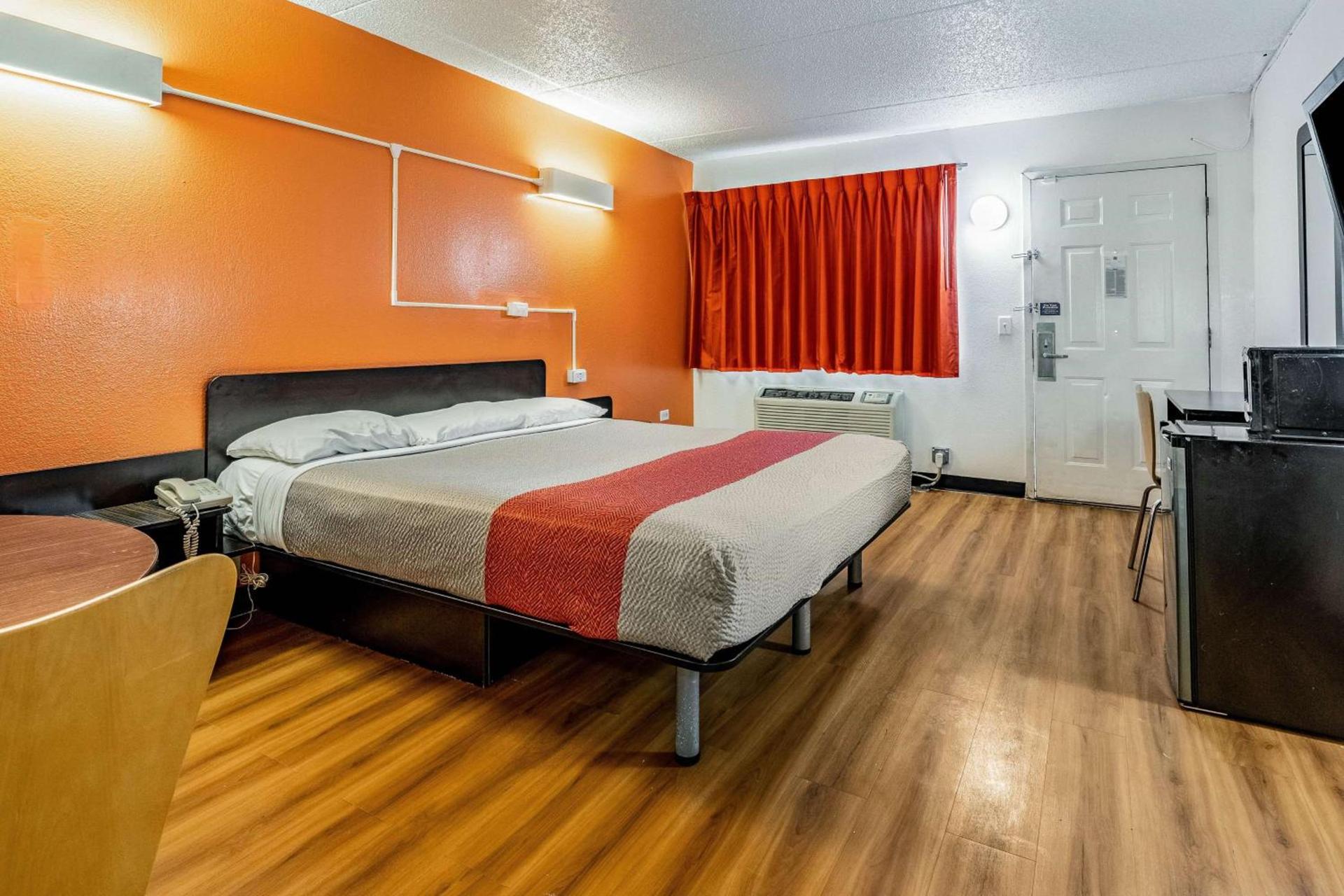 Motel 6-Joliet, IL - I-80 photo 8