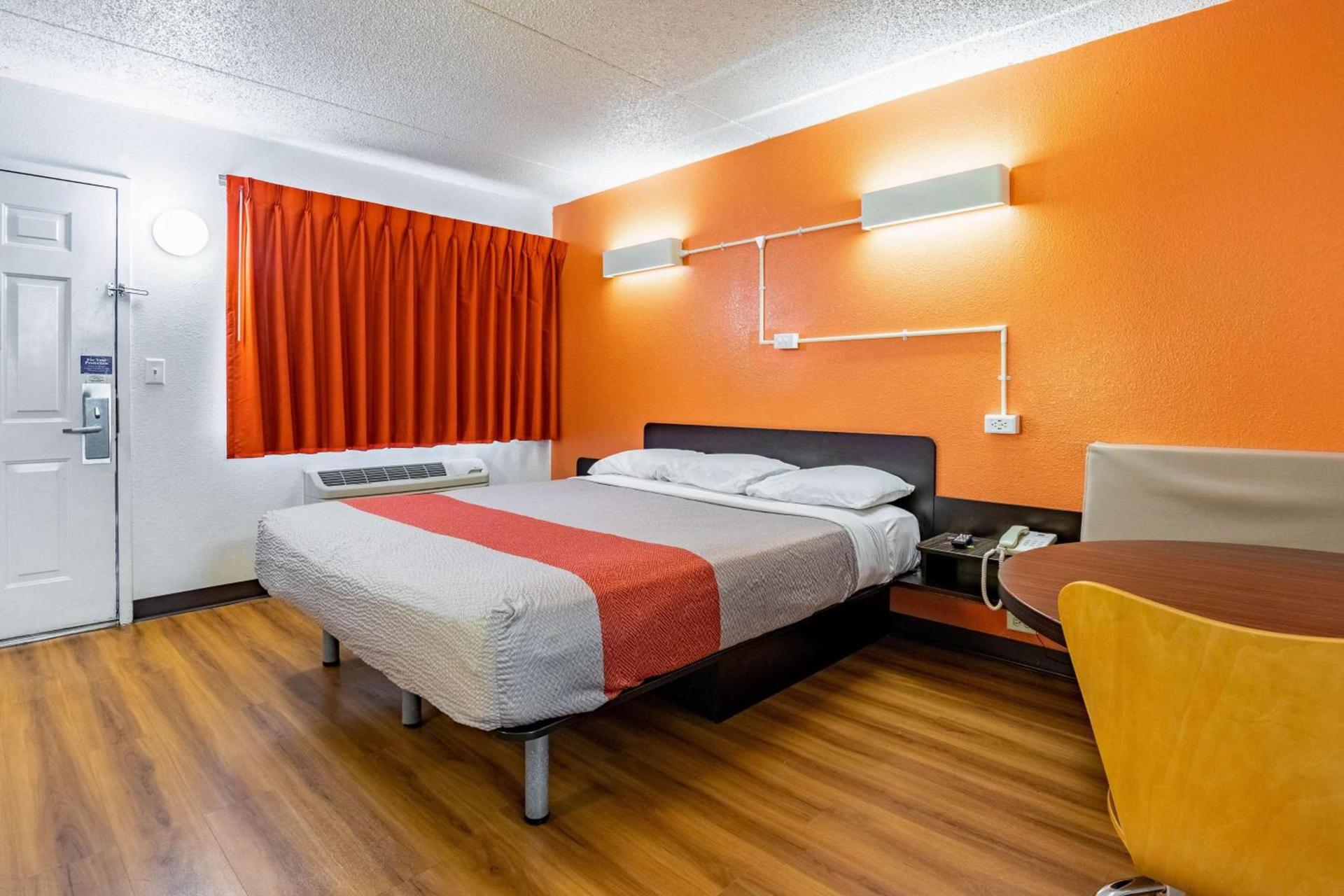 Motel 6-Joliet, IL - I-80 photo 5
