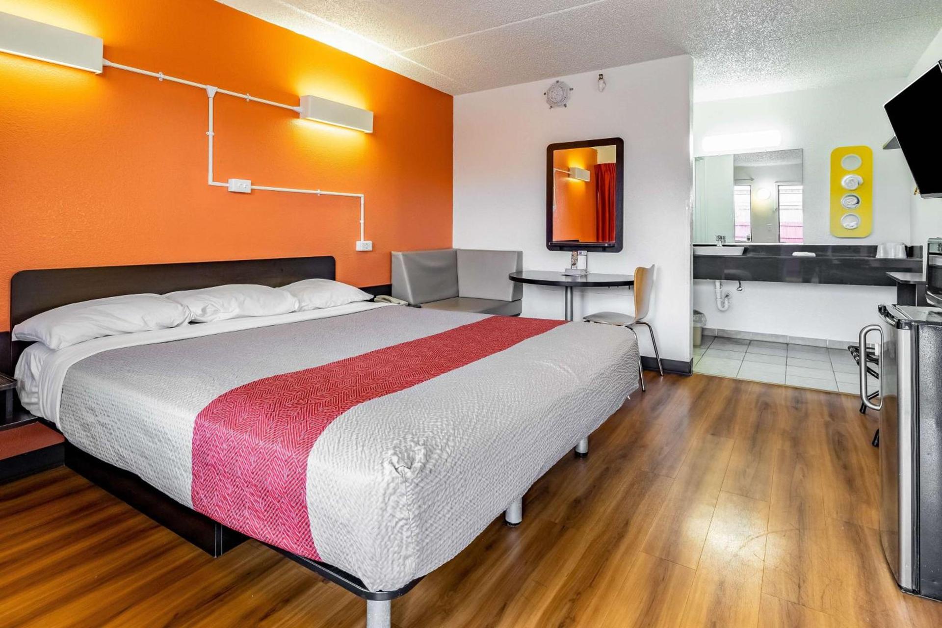 Motel 6-Joliet, IL - I-80 photo 3