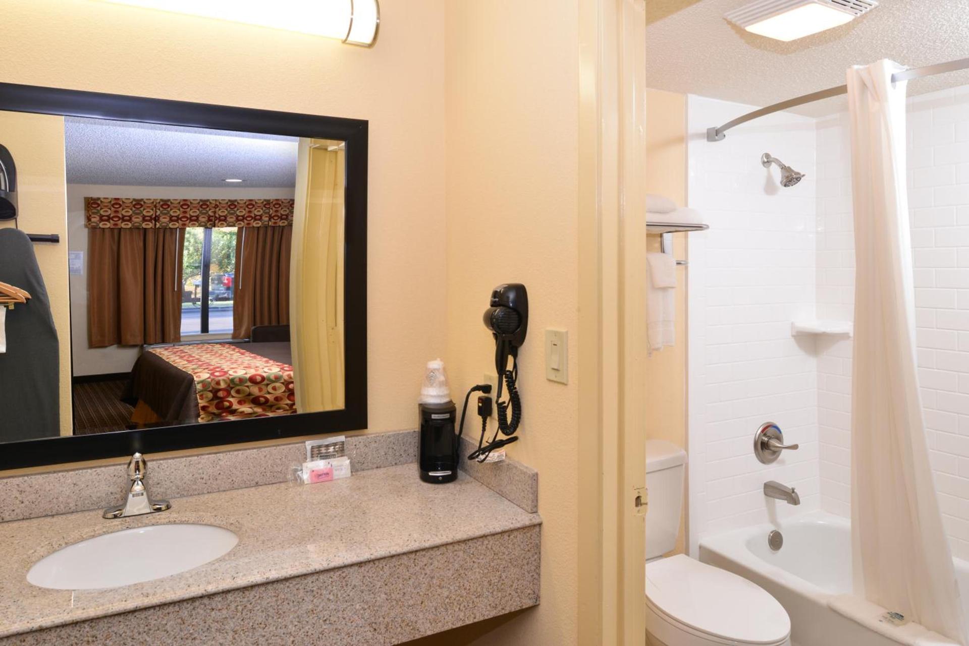 Americas Best Value Inn Tupelo Barnes Crossing photo 15