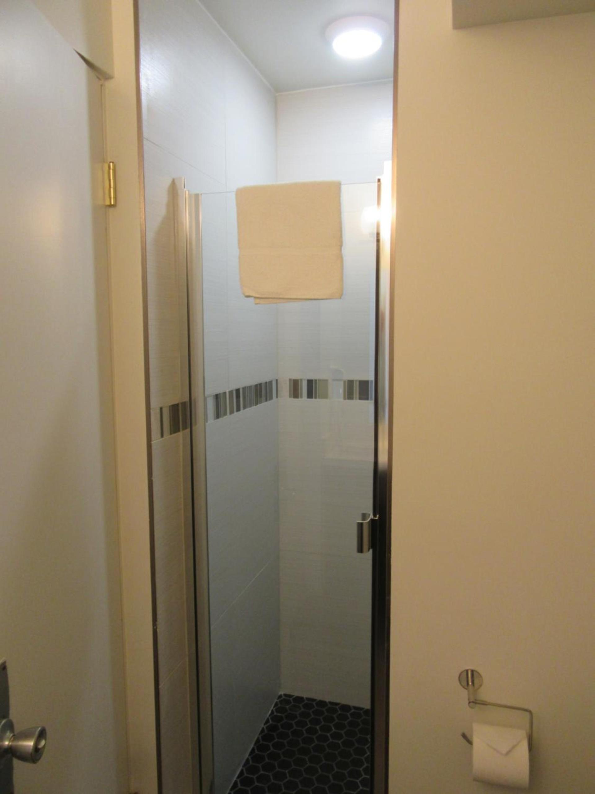 Waikiki Central Hotel - No Resort Fees photo 13