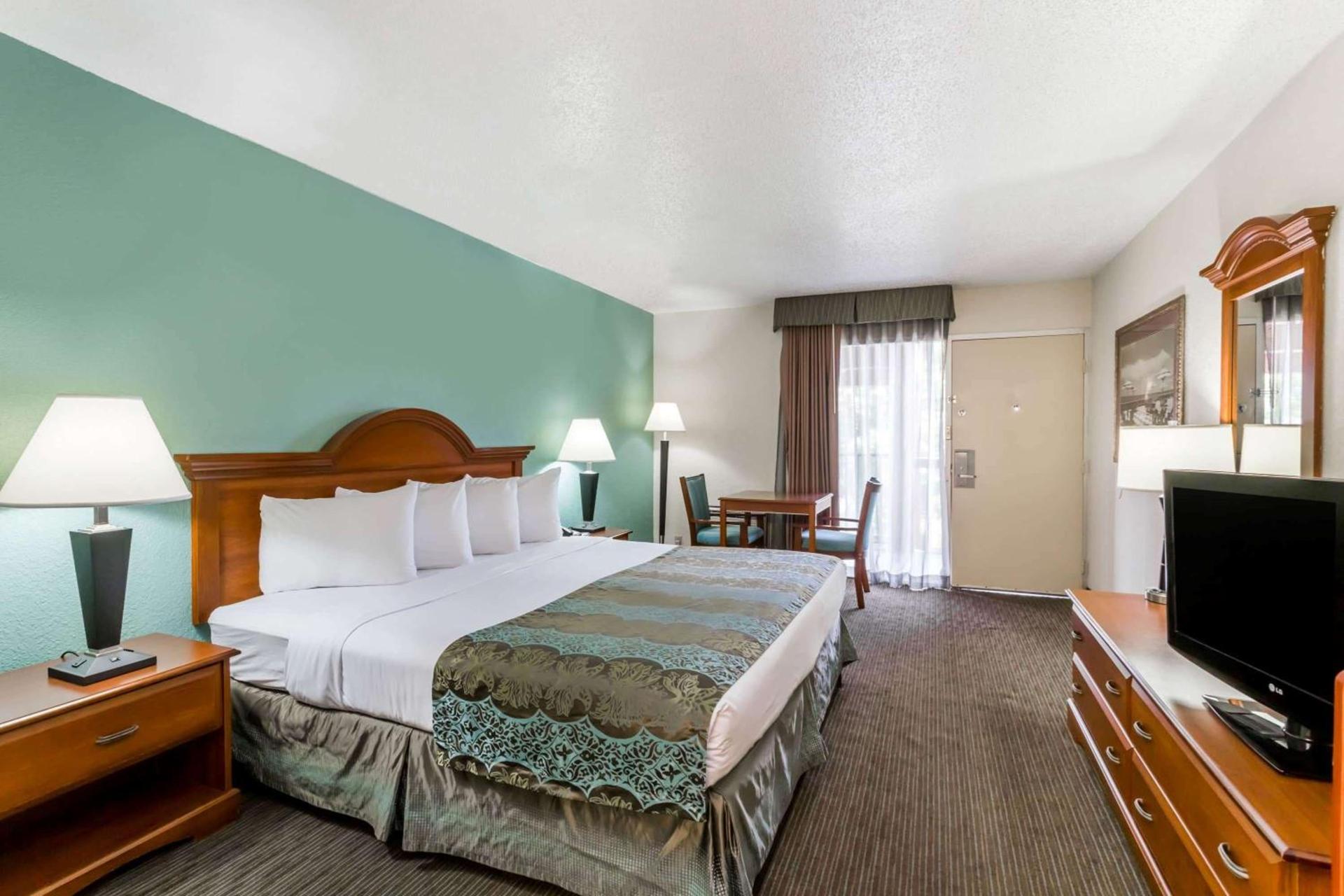 Baymont by Wyndham Sarasota photo 30