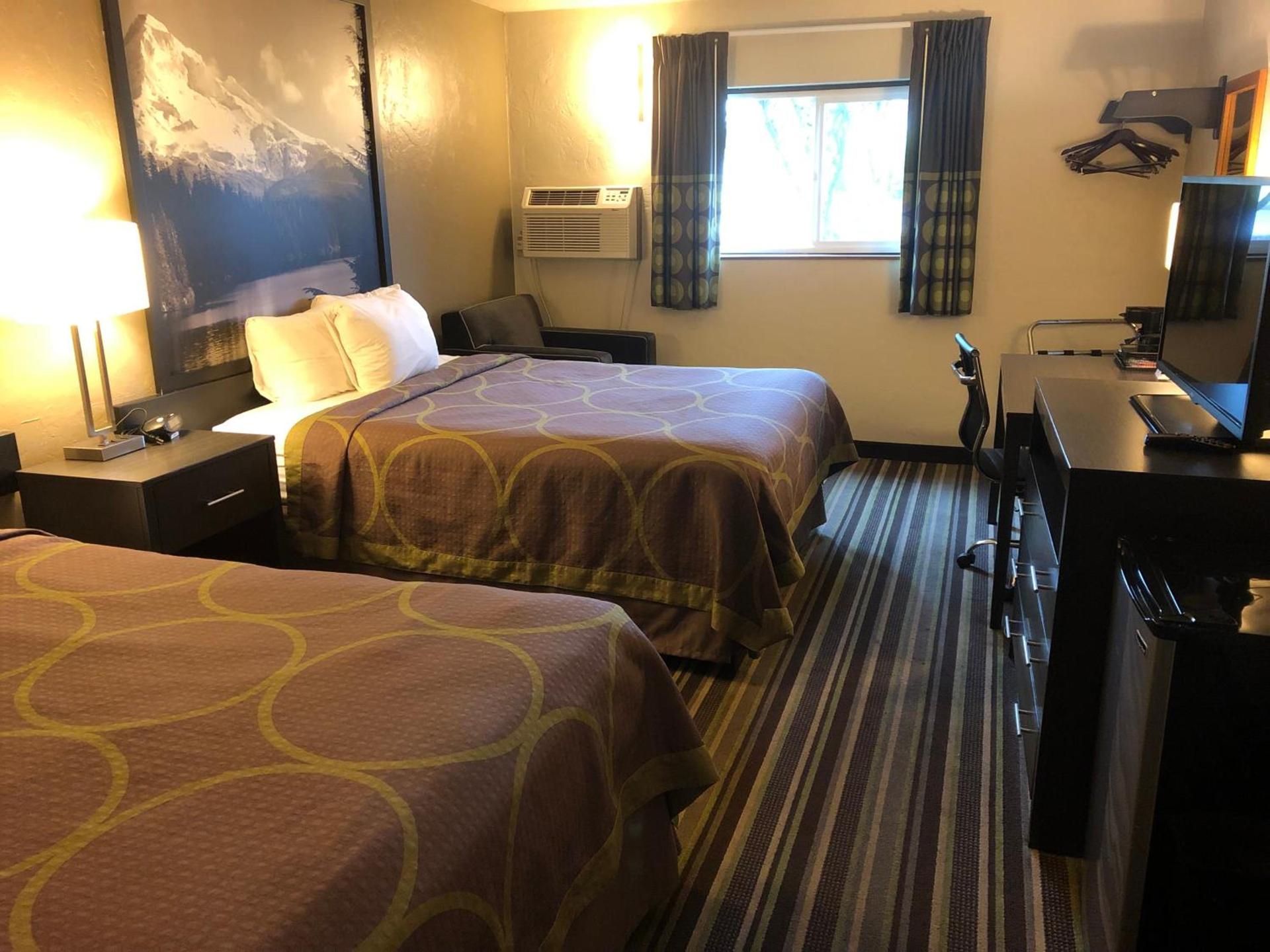 Super 8 by Wyndham Portland Airport photo 9
