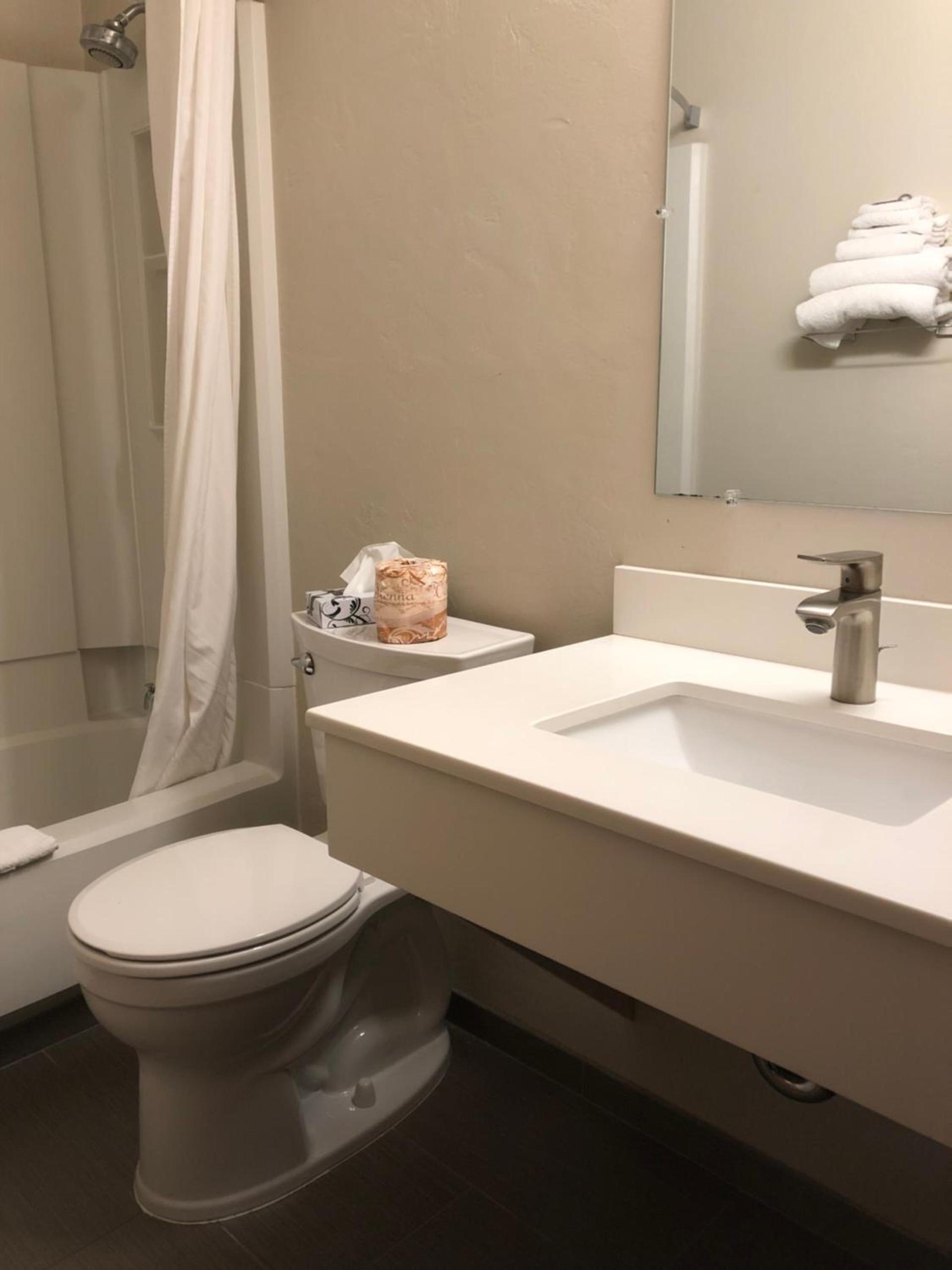 Super 8 by Wyndham Portland Airport photo 15