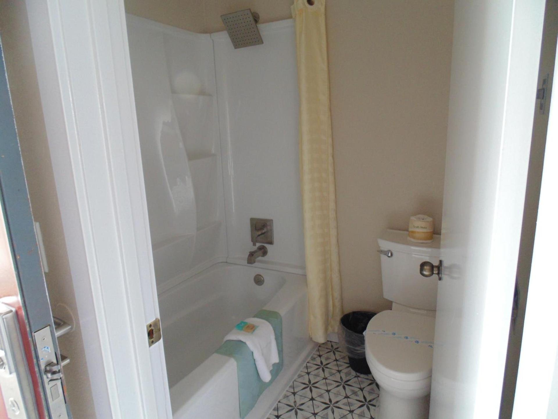 Water Front Inn photo 40