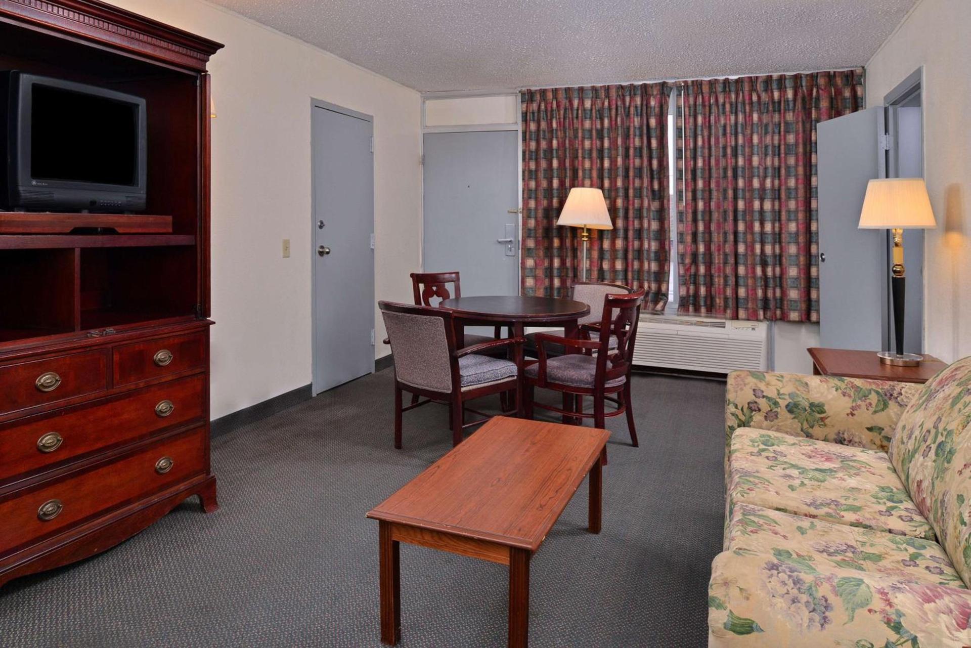 Castle Inn & Suites Anadarko photo 9