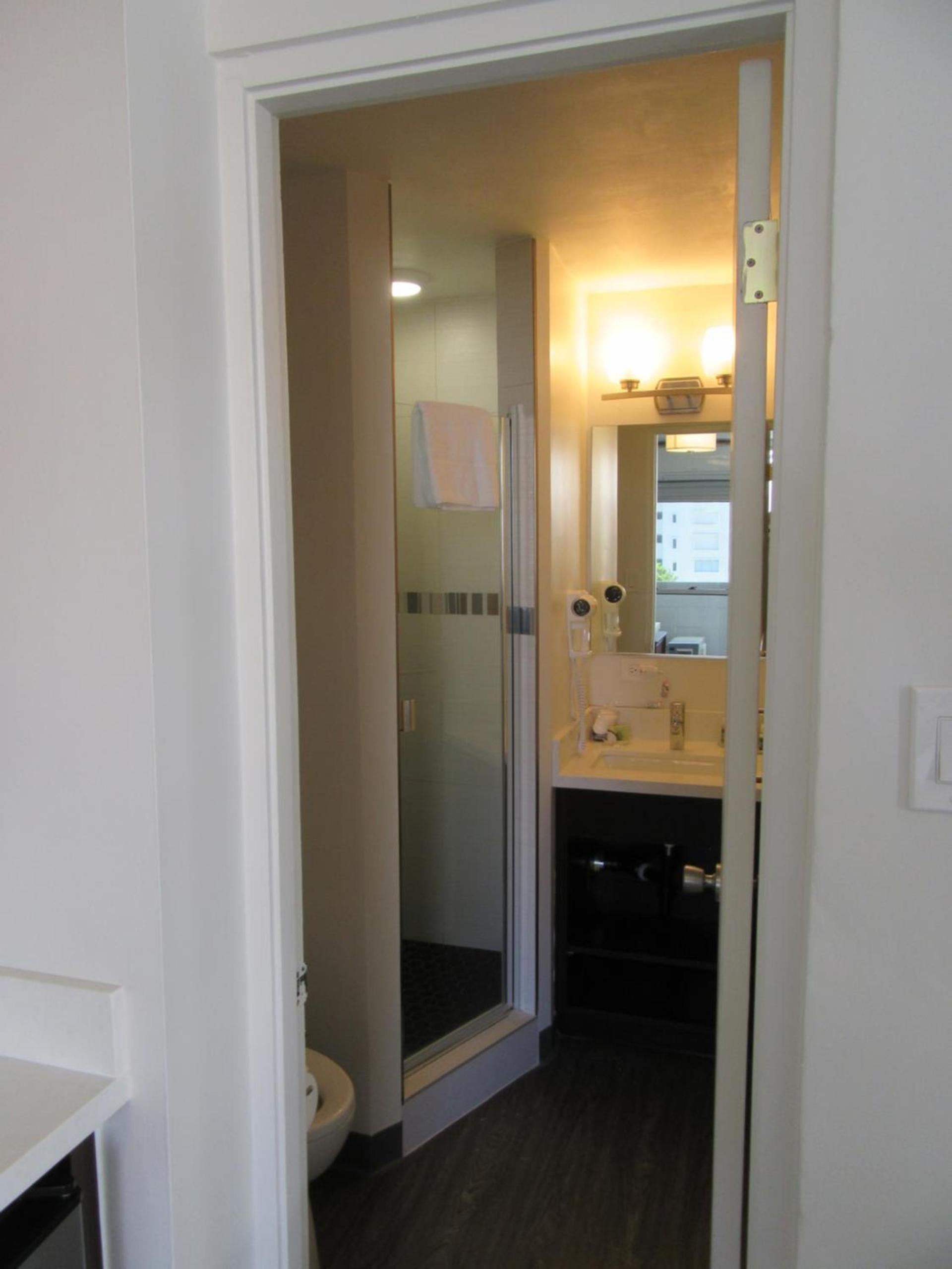 Waikiki Central Hotel - No Resort Fees photo 11