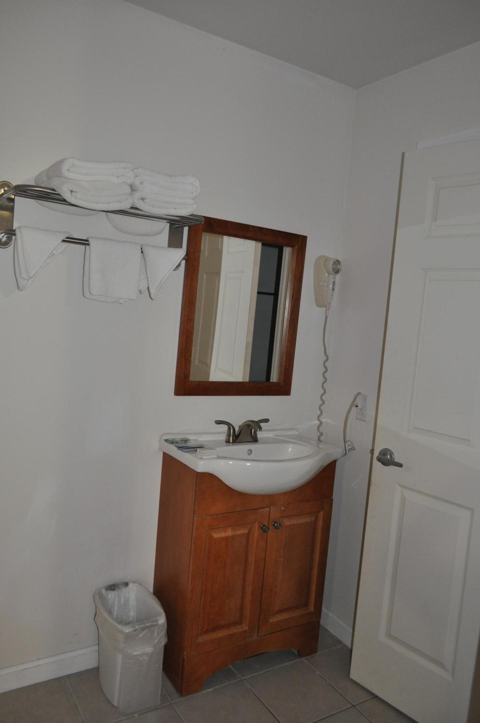 At 9 Motel Near Freehold I-195 photo 57