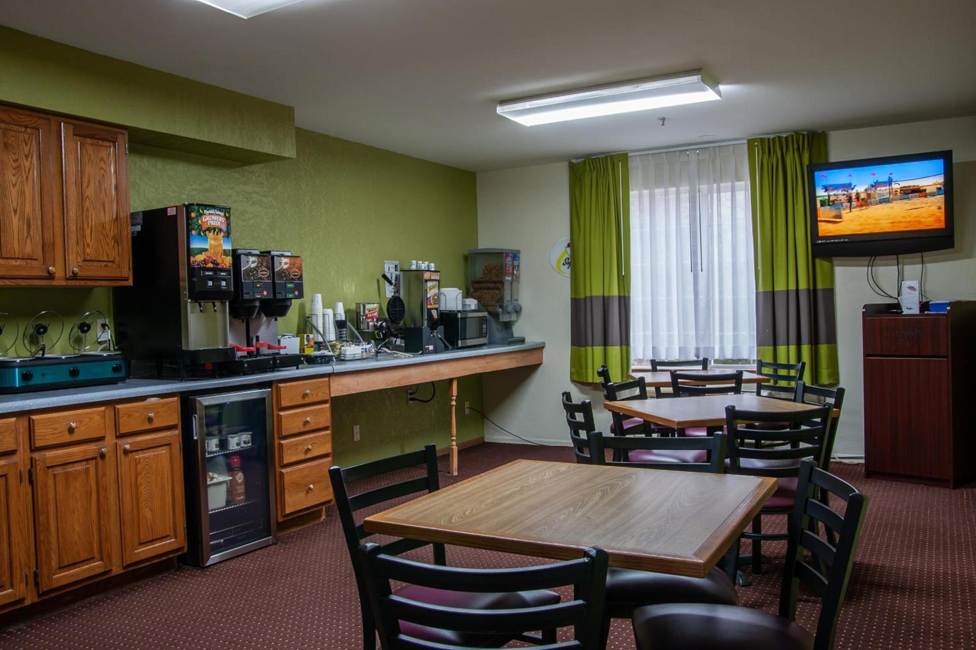 Super 8 by Wyndham Arkansas City KS photo 4